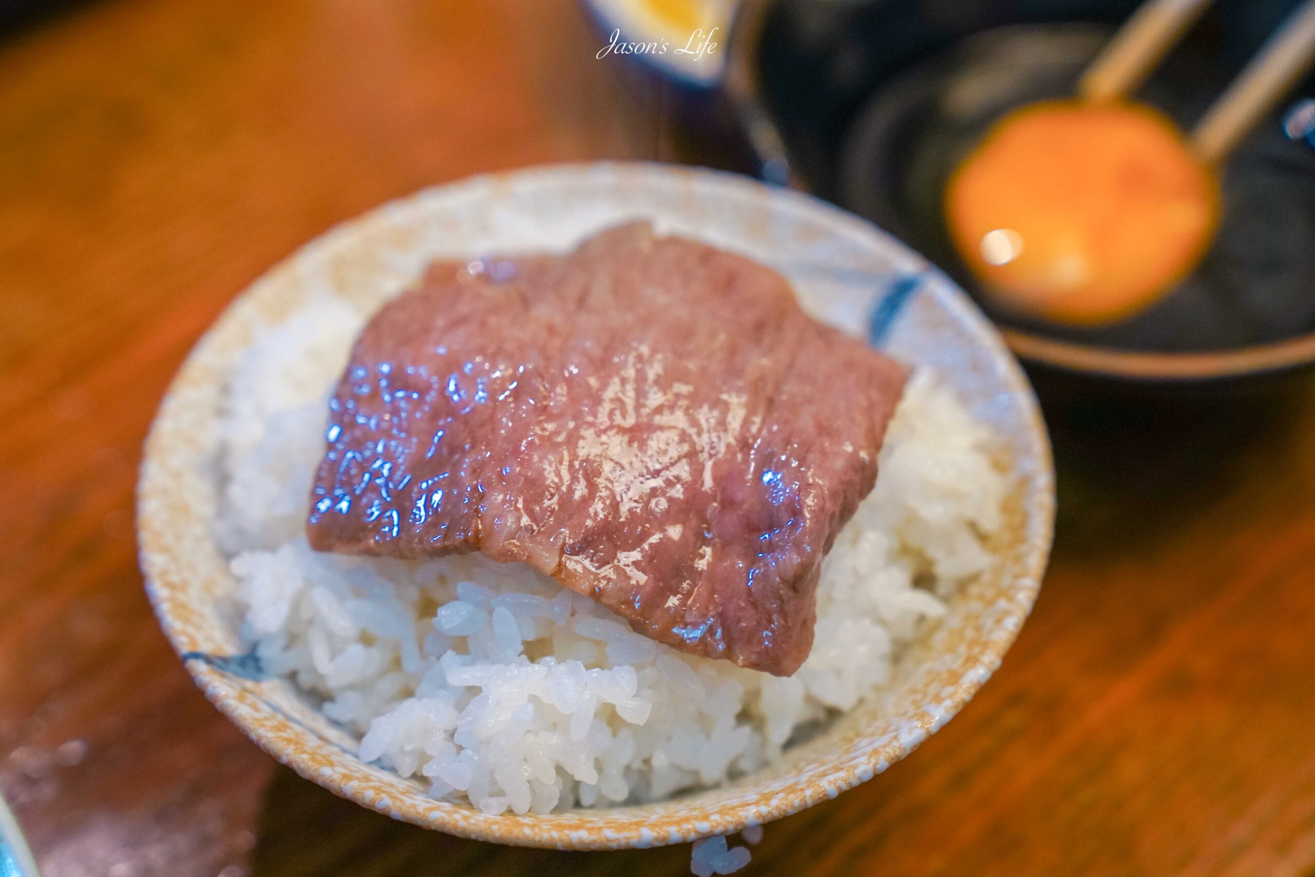 【北海道富良野｜美食】Kumagera(くまげら)。富良野美食推薦，強烈推薦一定要來嚐嚐炙燒和牛丼飯、和牛壽喜鍋，油脂美味 @Jason&#039;s Life