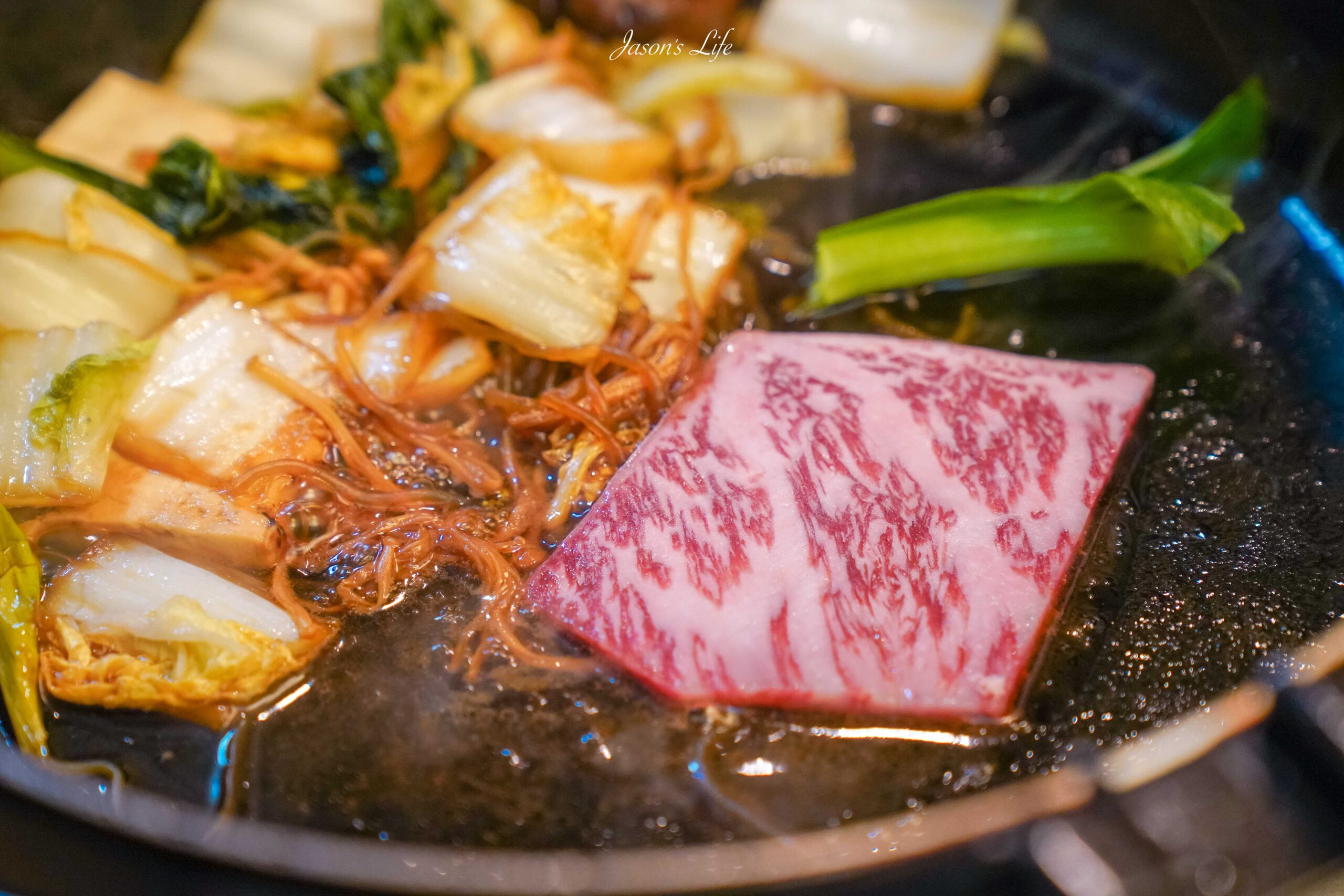 【北海道富良野｜美食】Kumagera(くまげら)。富良野美食推薦，強烈推薦一定要來嚐嚐炙燒和牛丼飯、和牛壽喜鍋，油脂美味 @Jason&#039;s Life