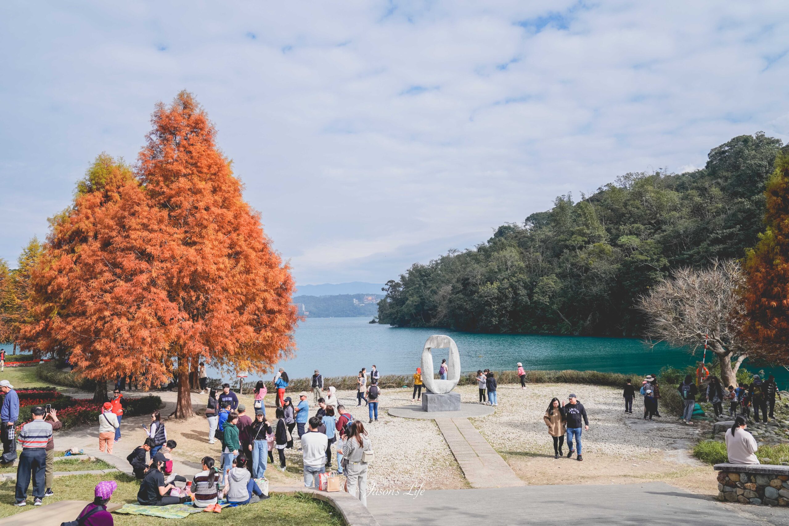 【南投魚池｜景點】向山遊客中心。落羽松紅了，搭配日月潭湖光山色，吸引大批遊客朝聖 @Jason&#039;s Life