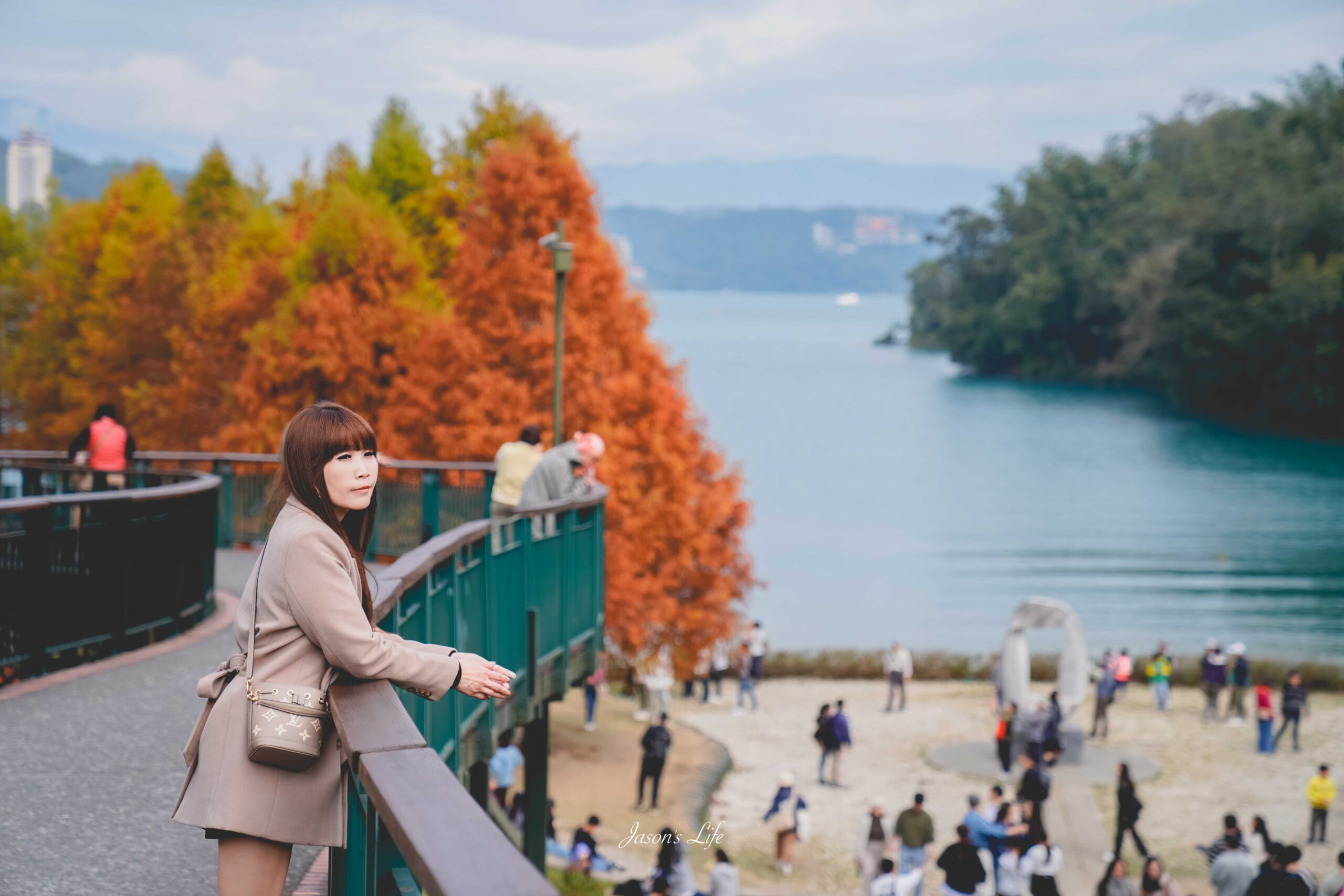 【南投魚池｜景點】向山遊客中心。落羽松紅了，搭配日月潭湖光山色，吸引大批遊客朝聖 @Jason&#039;s Life