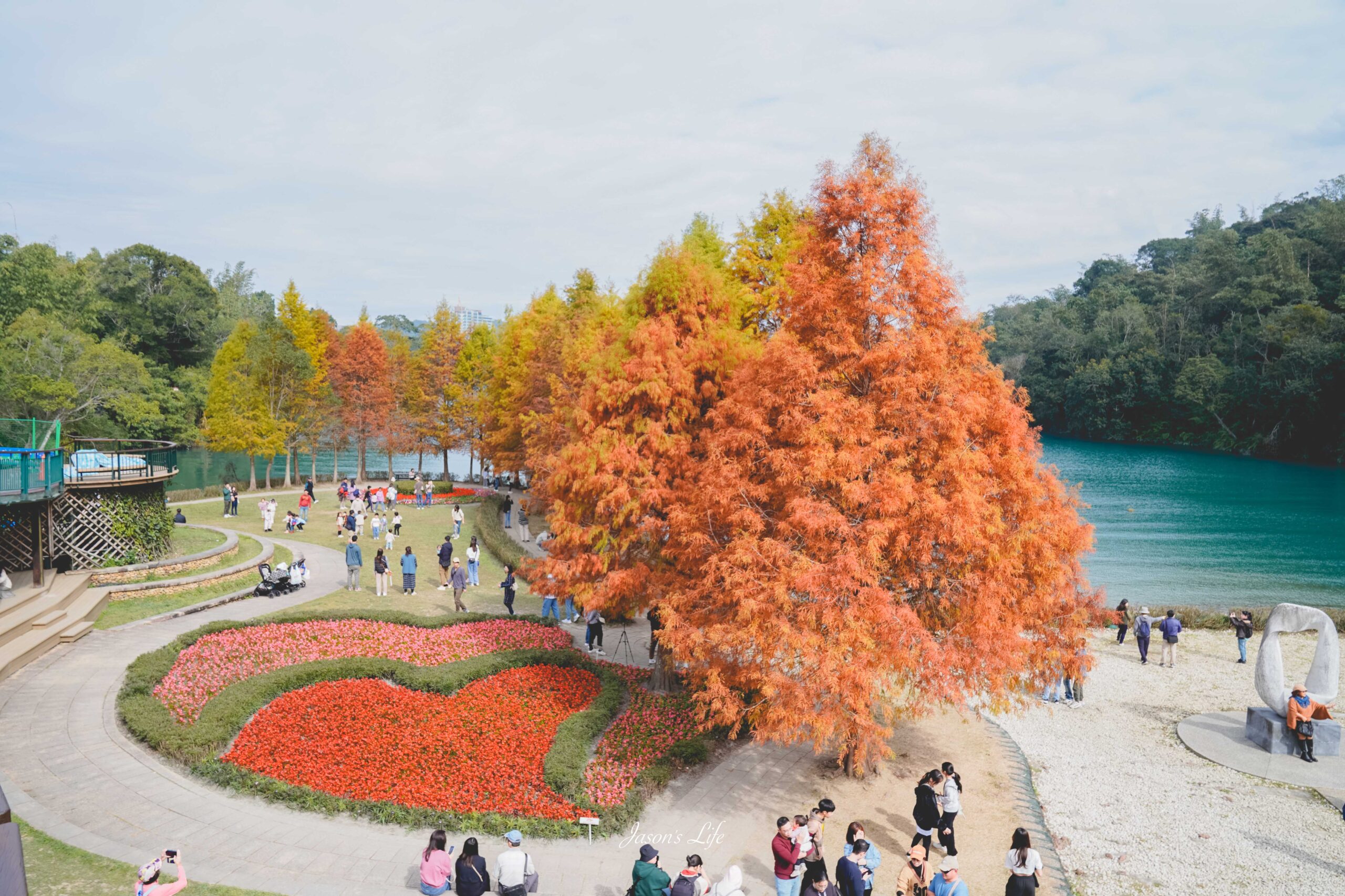 【南投魚池｜景點】向山遊客中心。落羽松紅了，搭配日月潭湖光山色，吸引大批遊客朝聖 @Jason&#039;s Life