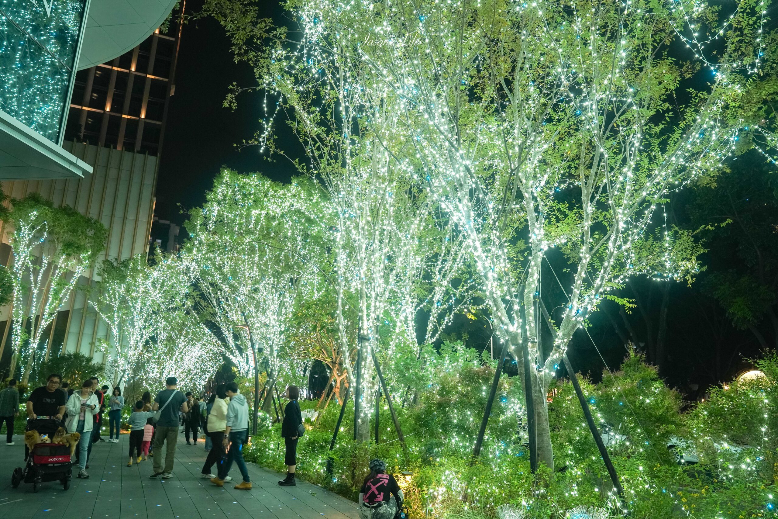 【台中西區｜景點】2024勤美草悟聖誕村。台中版六本木光之道壯觀亮麗，聖誕小屋聚落Park 2下雪囉 @Jason&#039;s Life