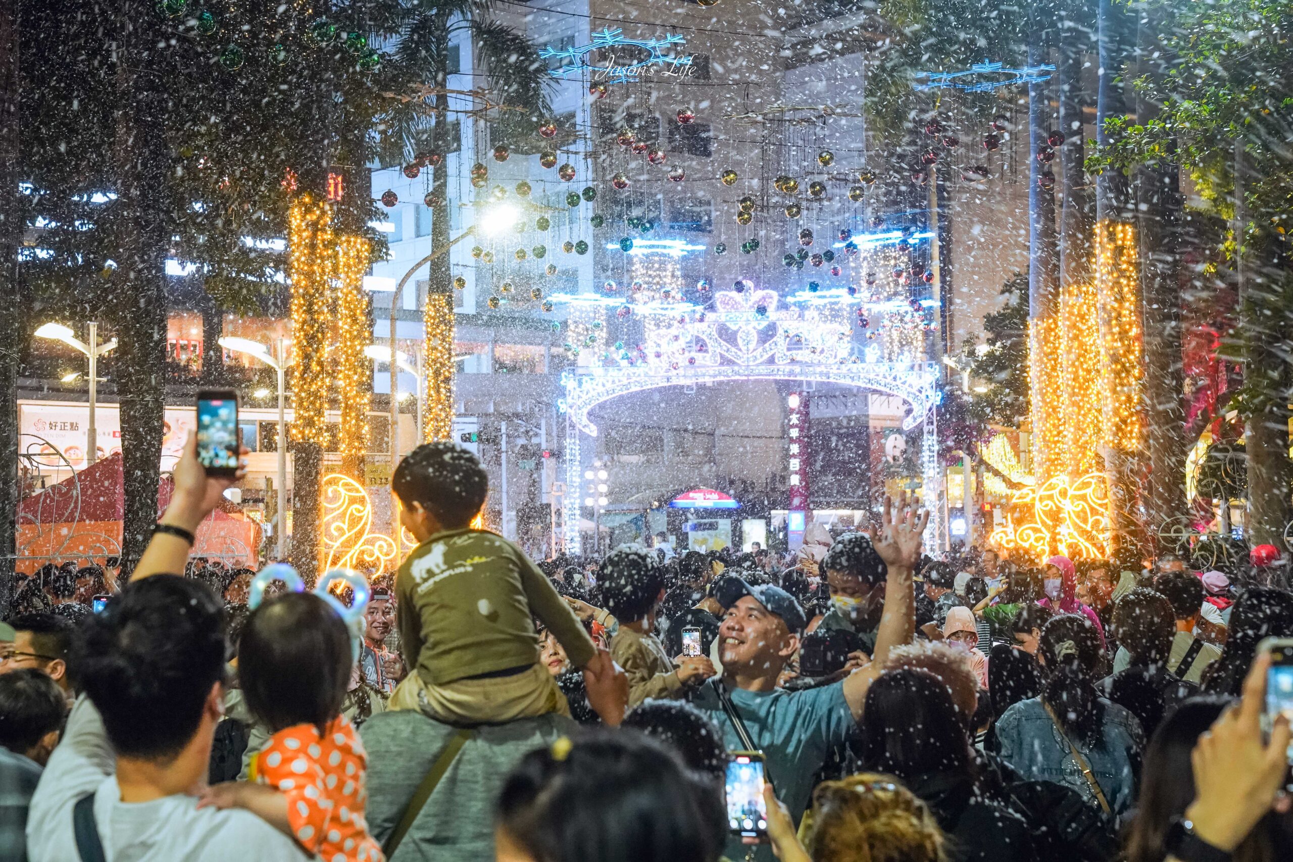 【屏東市│景點】2024屏東聖誕節。屏東公園下雪了，小孩玩得不亦樂乎，更多動畫裝置藝術，火車站還有超大水晶球 @Jason&#039;s Life