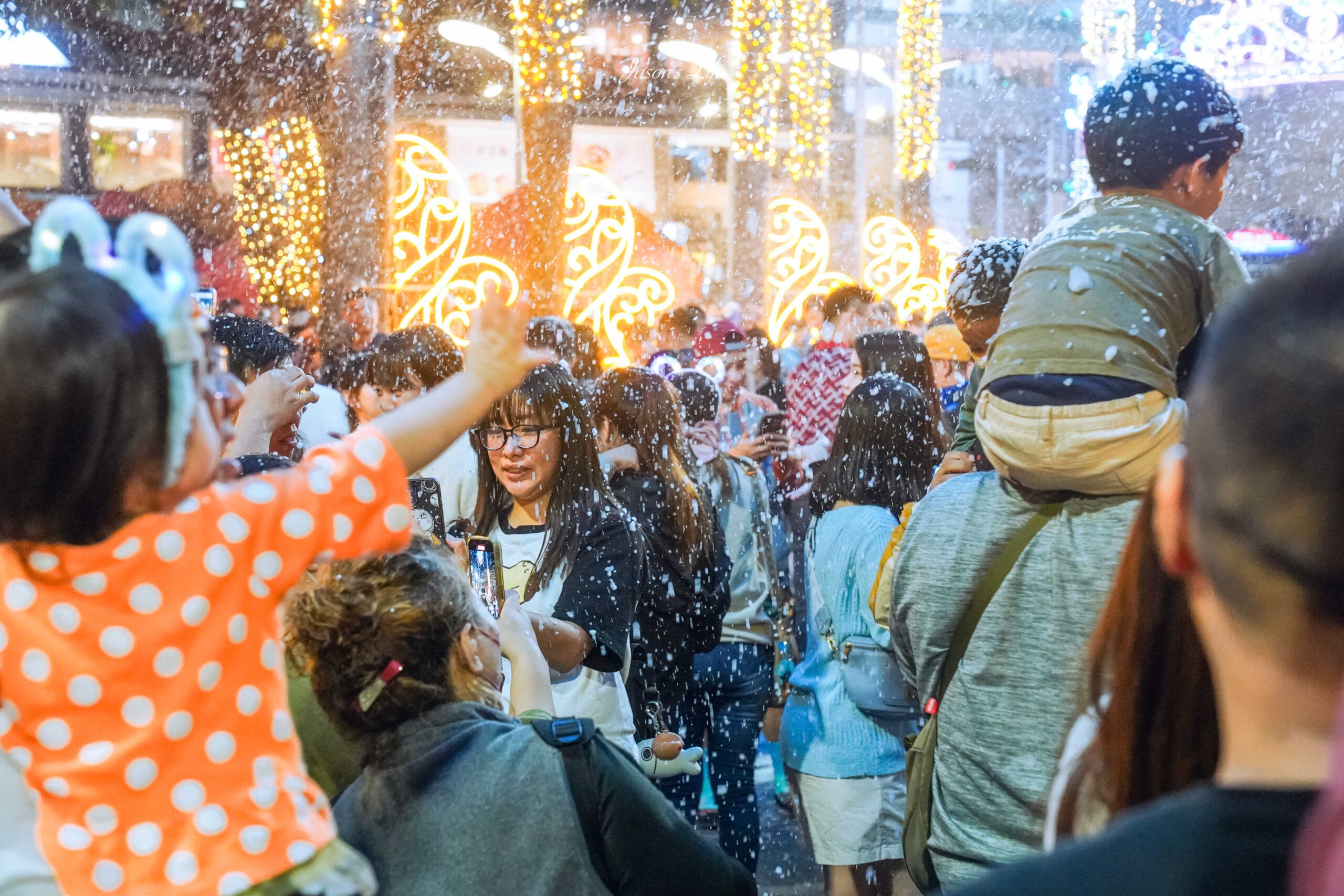 【屏東市│景點】2024屏東聖誕節。屏東公園下雪了，小孩玩得不亦樂乎，更多動畫裝置藝術，火車站還有超大水晶球 @Jason&#039;s Life