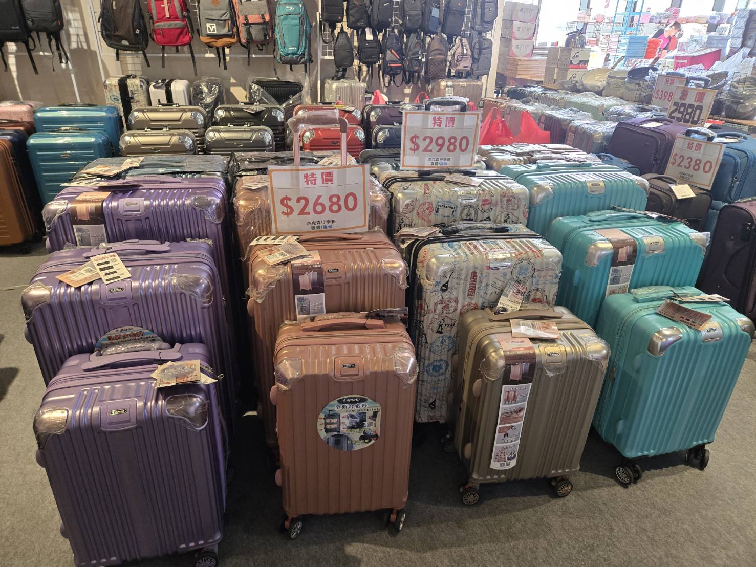 【新北｜特賣情報】淡水聯合特賣會。風雪狼機能上衣四件1000元，生活用品39元起，多款行李箱特惠中 @Jason&#039;s Life