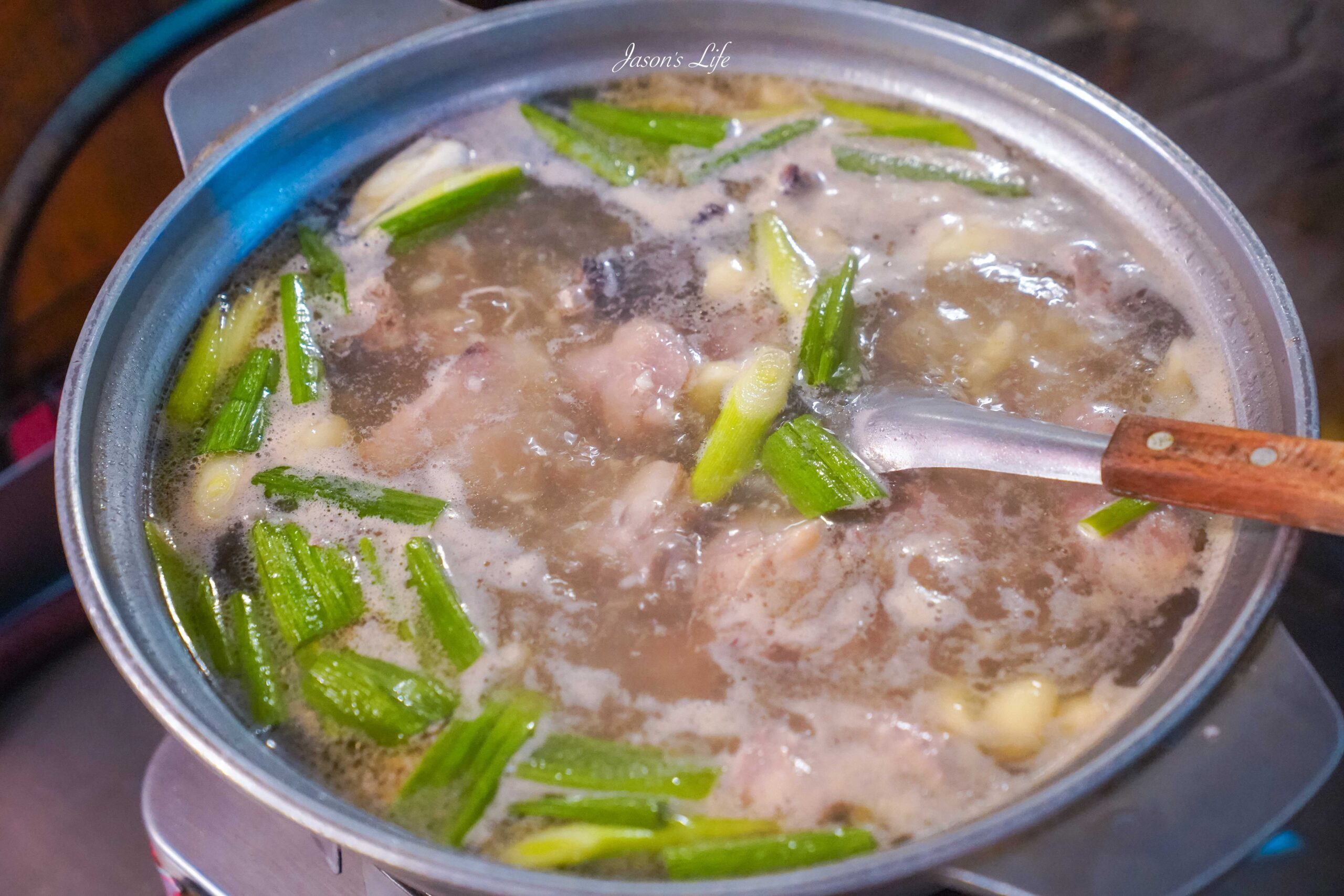 【屏東三地門｜美食】屏東三地門向陽草魚土雞城。在山林間品嚐道地放山雞的美味饗宴，可眺望85大樓和夕陽 @Jason&#039;s Life
