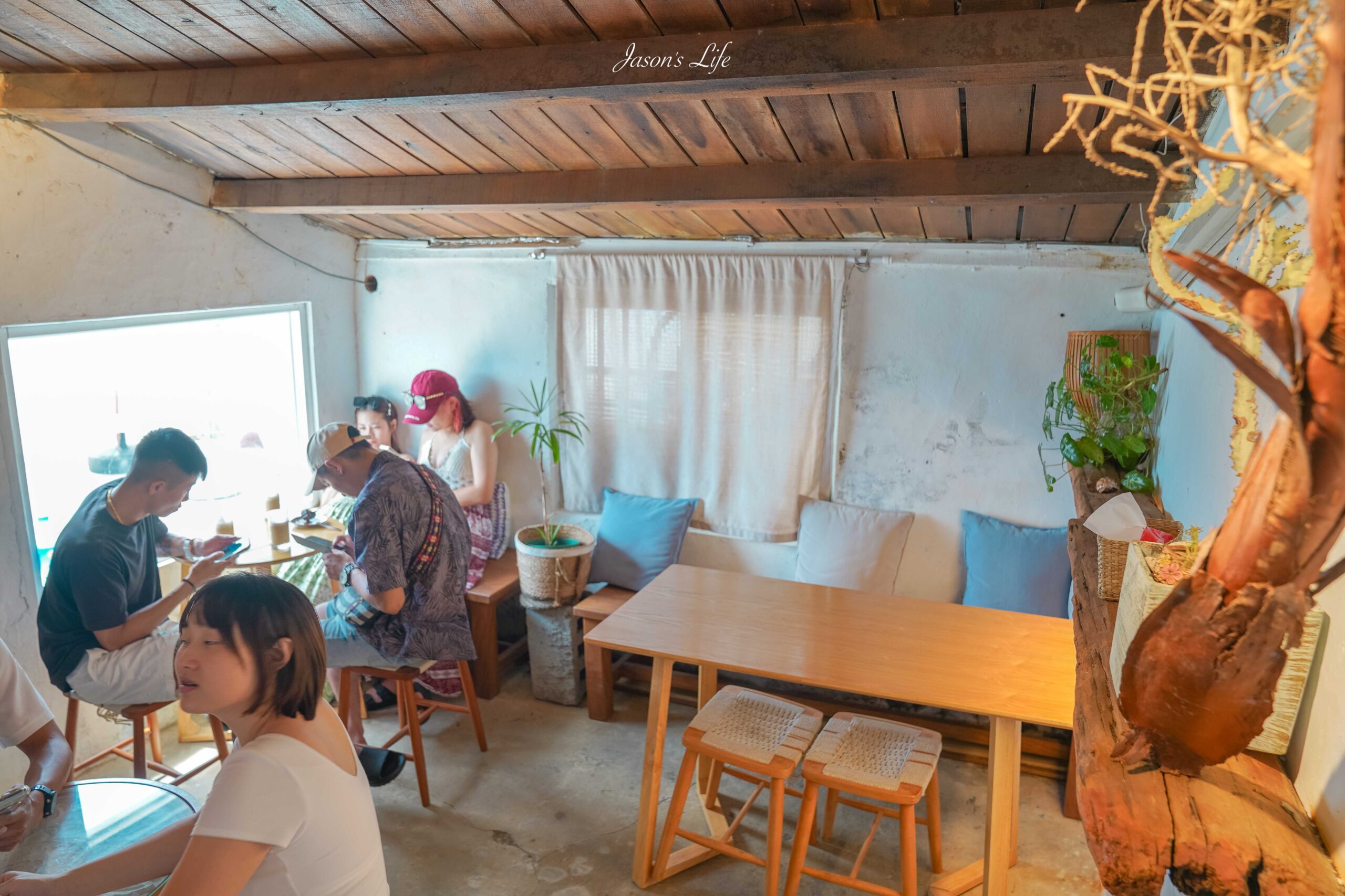 【屏東恆春│美食】萬里桐 Oct.Sun Coffee。萬里桐海景咖啡，墾丁必訪的放鬆角落，漁村藍白異國風＋海景第一排 @Jason&#039;s Life