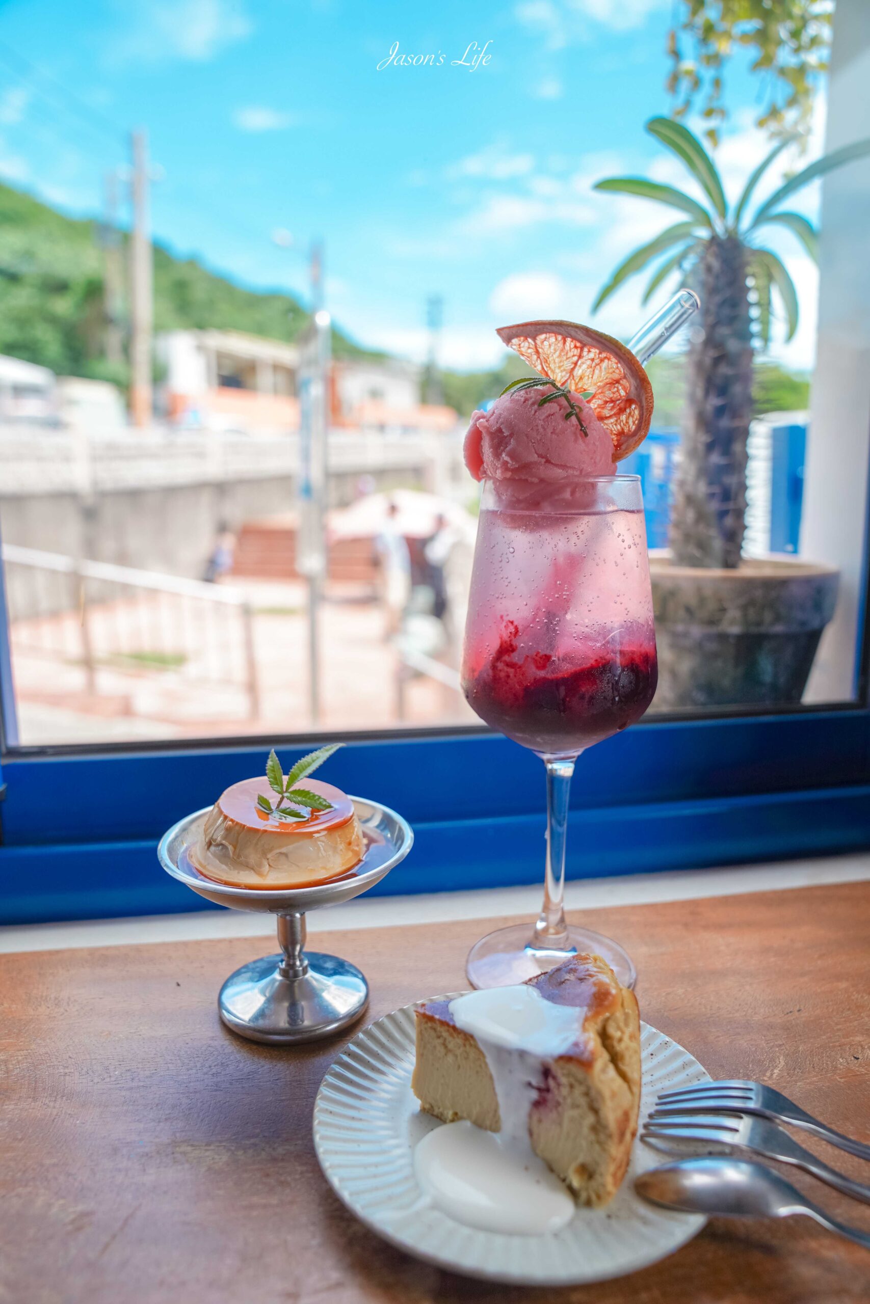 【屏東恆春│美食】萬里桐 Oct.Sun Coffee。萬里桐海景咖啡，墾丁必訪的放鬆角落，漁村藍白異國風＋海景第一排 @Jason&#039;s Life