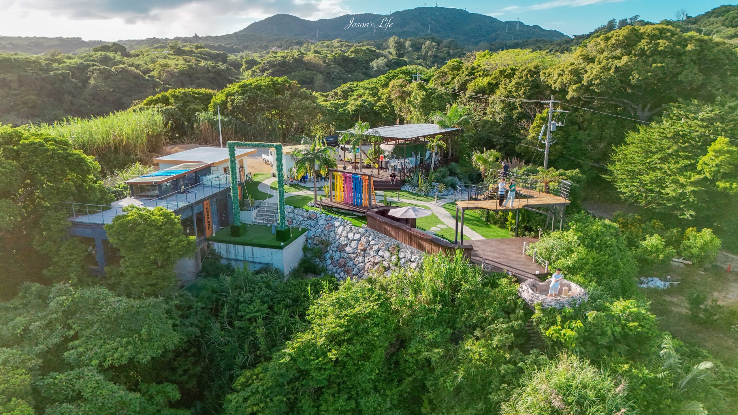 【日本沖繩│景點】沖繩今歸仁村絕景咖啡廳：CASA SOL。沖繩IG新熱點，隱身森林與海洋間的玻璃屋，漂流木打造巢箱、玩得到巨型盪鞦韆 @Jason&#039;s Life