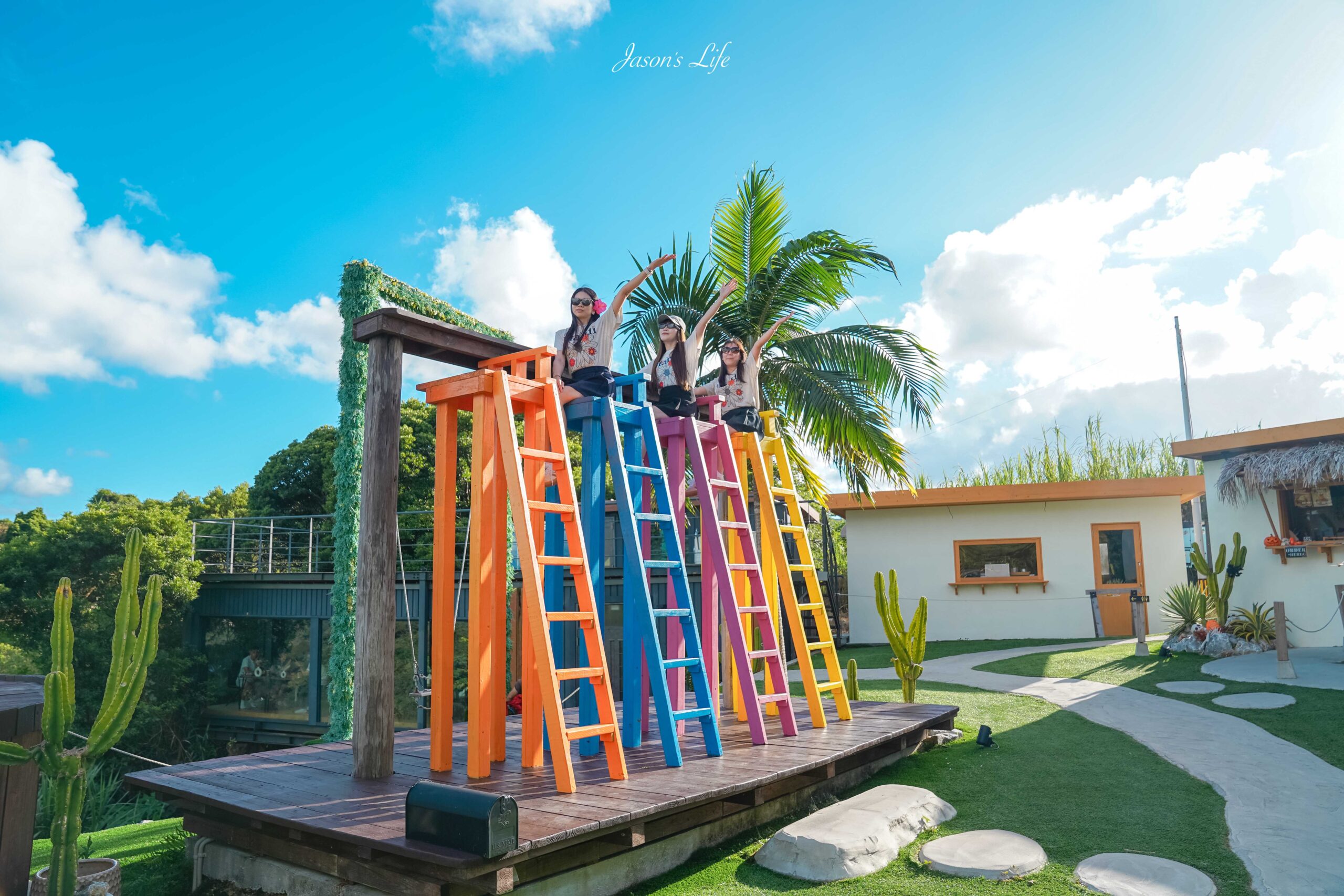 【日本沖繩│景點】沖繩今歸仁村絕景咖啡廳：CASA SOL。沖繩IG新熱點，隱身森林與海洋間的玻璃屋，漂流木打造巢箱、玩得到巨型盪鞦韆 @Jason&#039;s Life