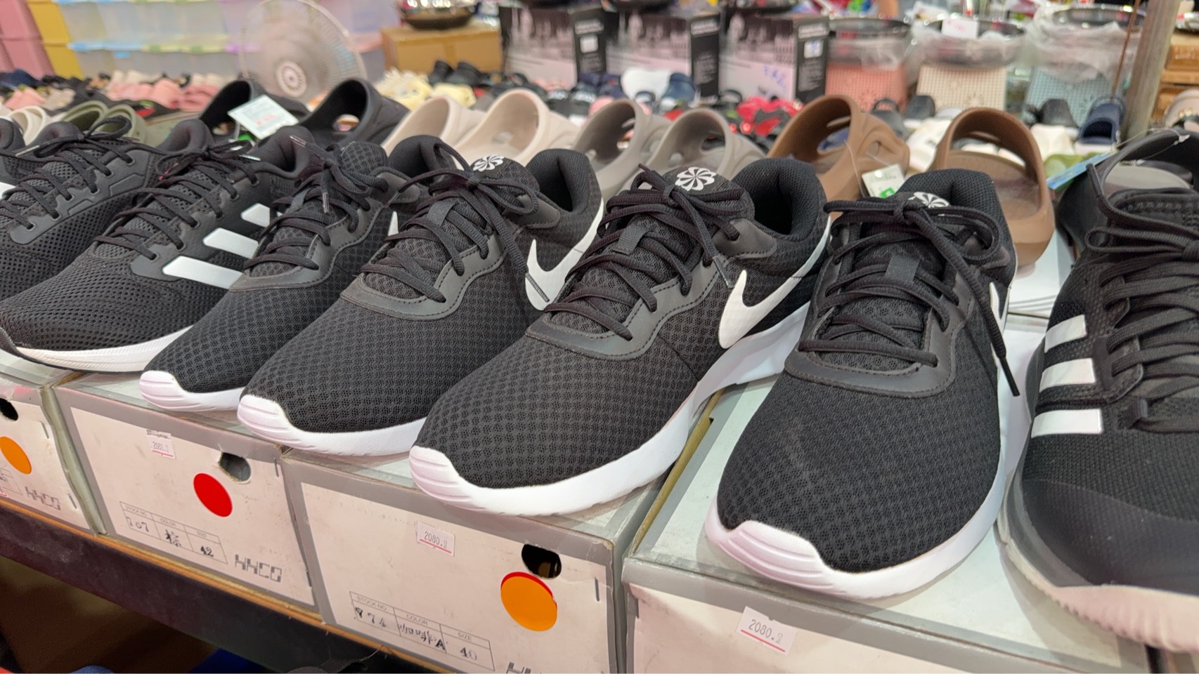 【苗栗竹南｜特賣情報】竹南聯合特賣會。風雪狼石墨烯科技保暖外套，特價鞋款390元起 @Jason&#039;s Life