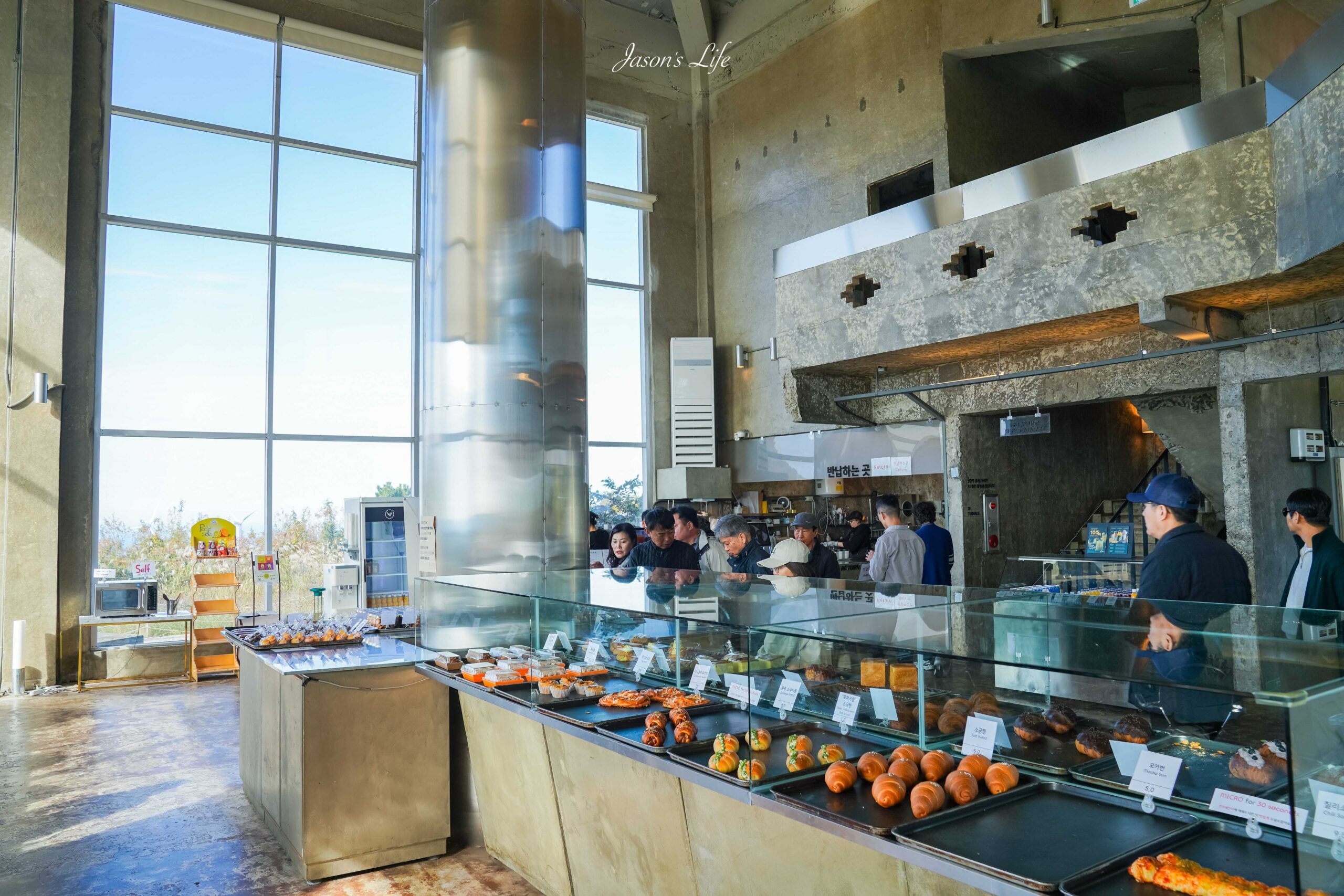 【韓國濟州｜美食】saebil cafe(새빌 카페)。濟州島超夢幻粉黛亂子草咖啡廳！遠望大片蘆葦及風車海景 @Jason&#039;s Life