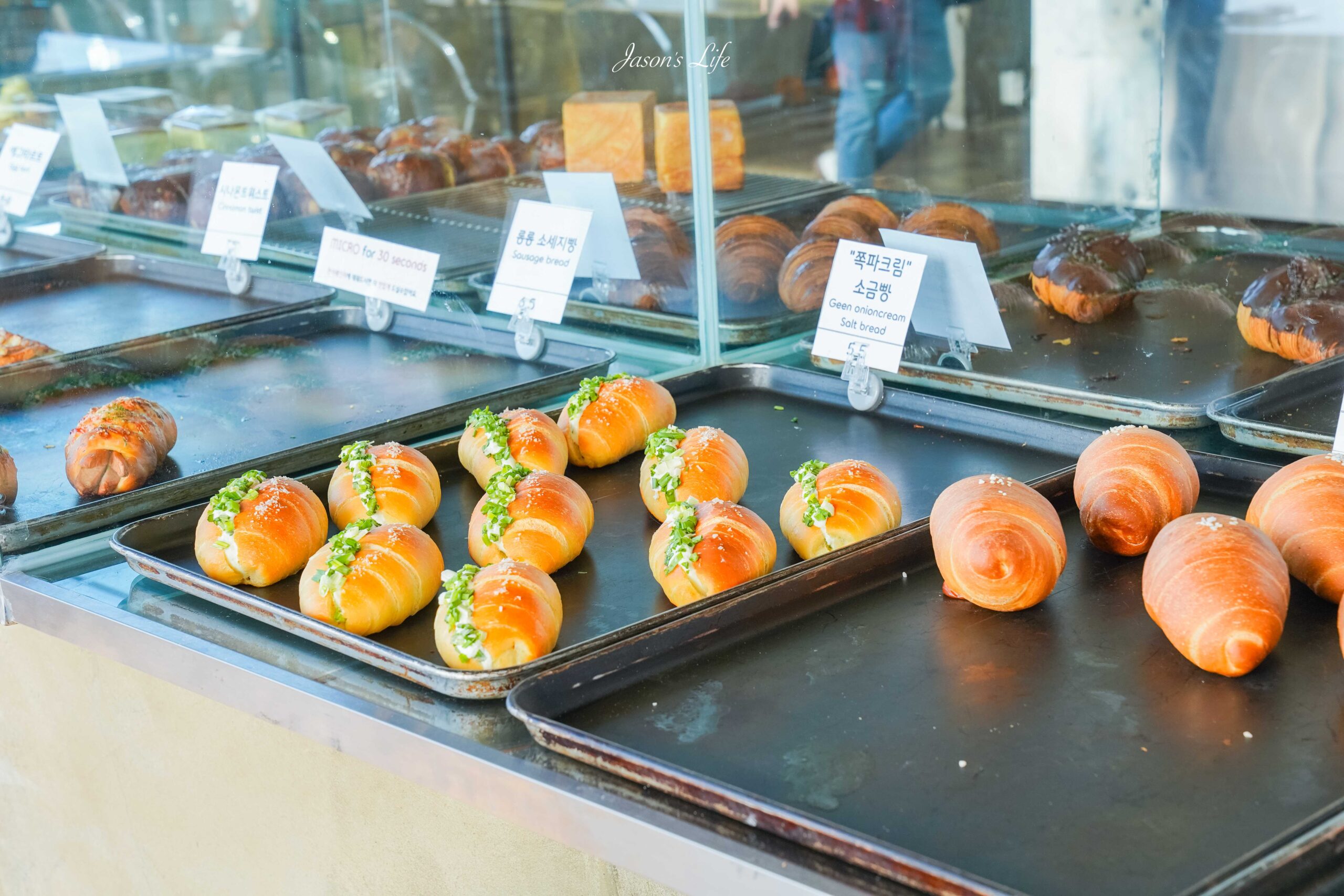 【韓國濟州｜美食】saebil cafe(새빌 카페)。濟州島超夢幻粉黛亂子草咖啡廳！遠望大片蘆葦及風車海景 @Jason&#039;s Life