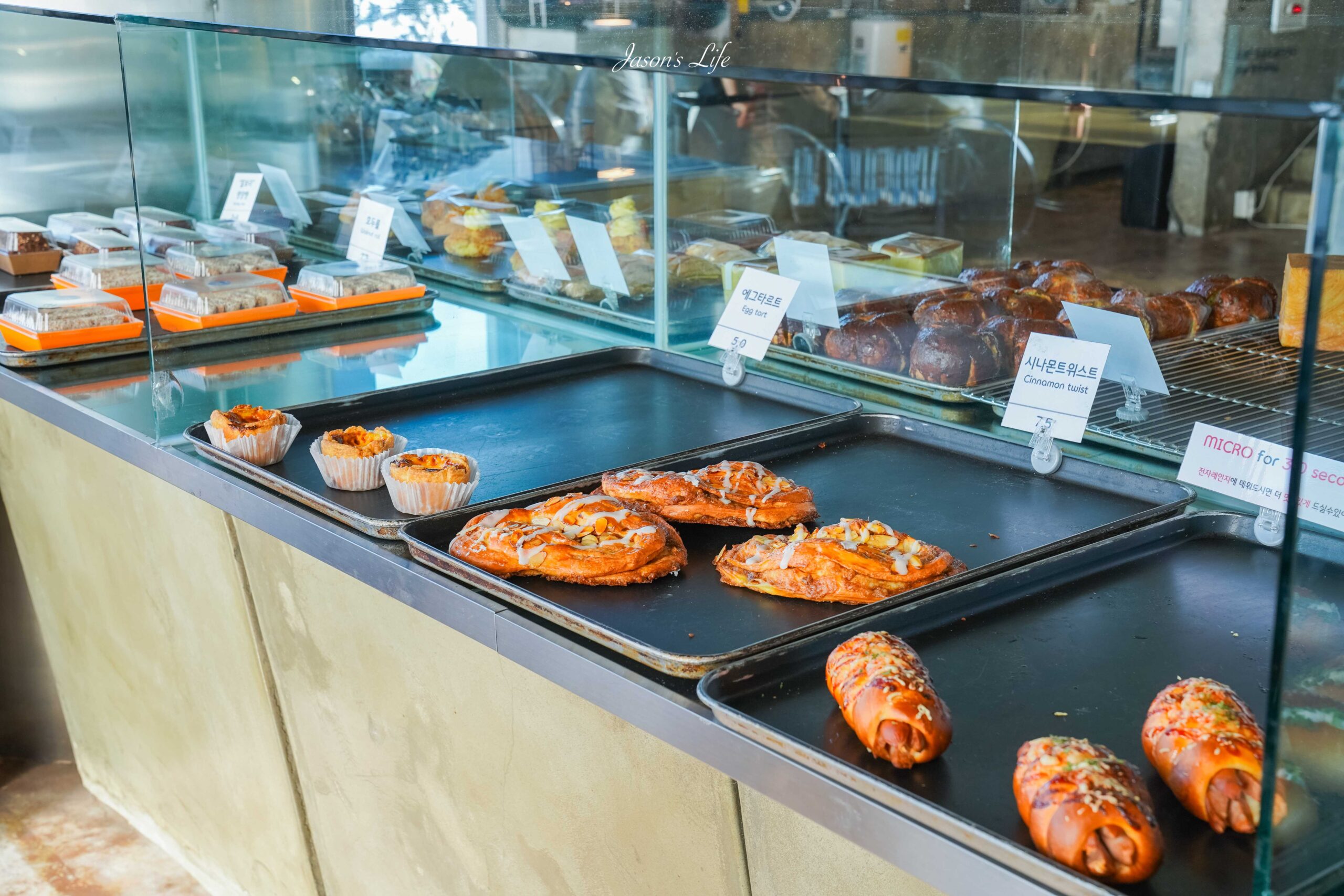 【韓國濟州｜美食】saebil cafe(새빌 카페)。濟州島超夢幻粉黛亂子草咖啡廳！遠望大片蘆葦及風車海景 @Jason&#039;s Life