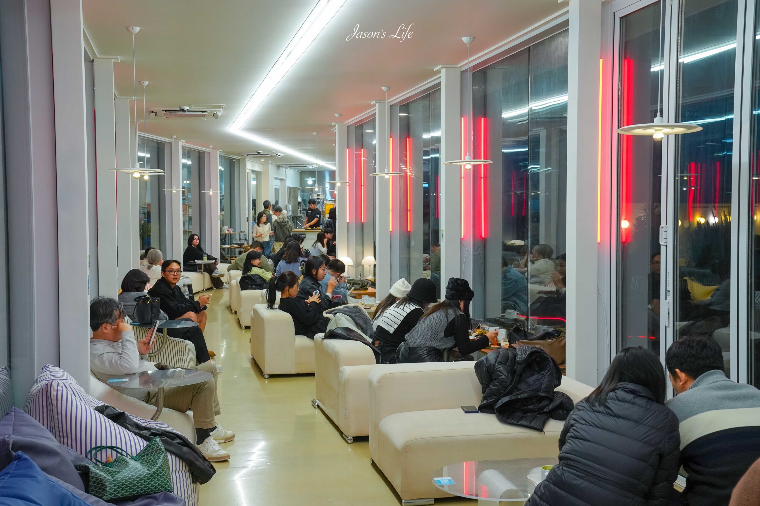 【韓國濟州│美食】濟州熔岩咖啡廳FloWave Cafe(플로웨이브)。濟州島咖啡廳推薦，火山熔岩氛圍感爆棚，還有落火表演，必訪咖啡廳 @Jason&#039;s Life