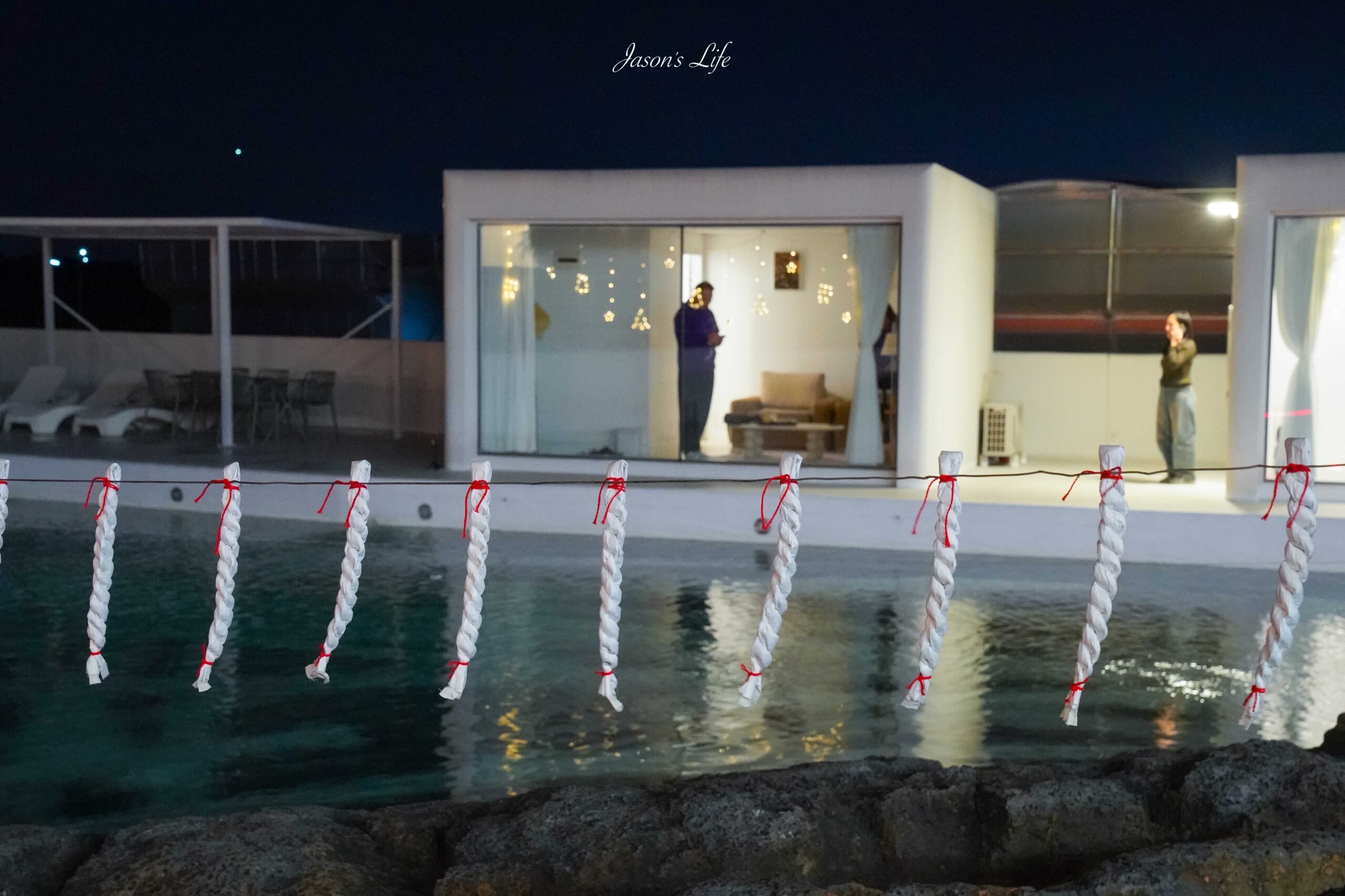 【韓國濟州│美食】濟州熔岩咖啡廳FloWave Cafe(플로웨이브)。濟州島咖啡廳推薦，火山熔岩氛圍感爆棚，還有落火表演，必訪咖啡廳 @Jason&#039;s Life