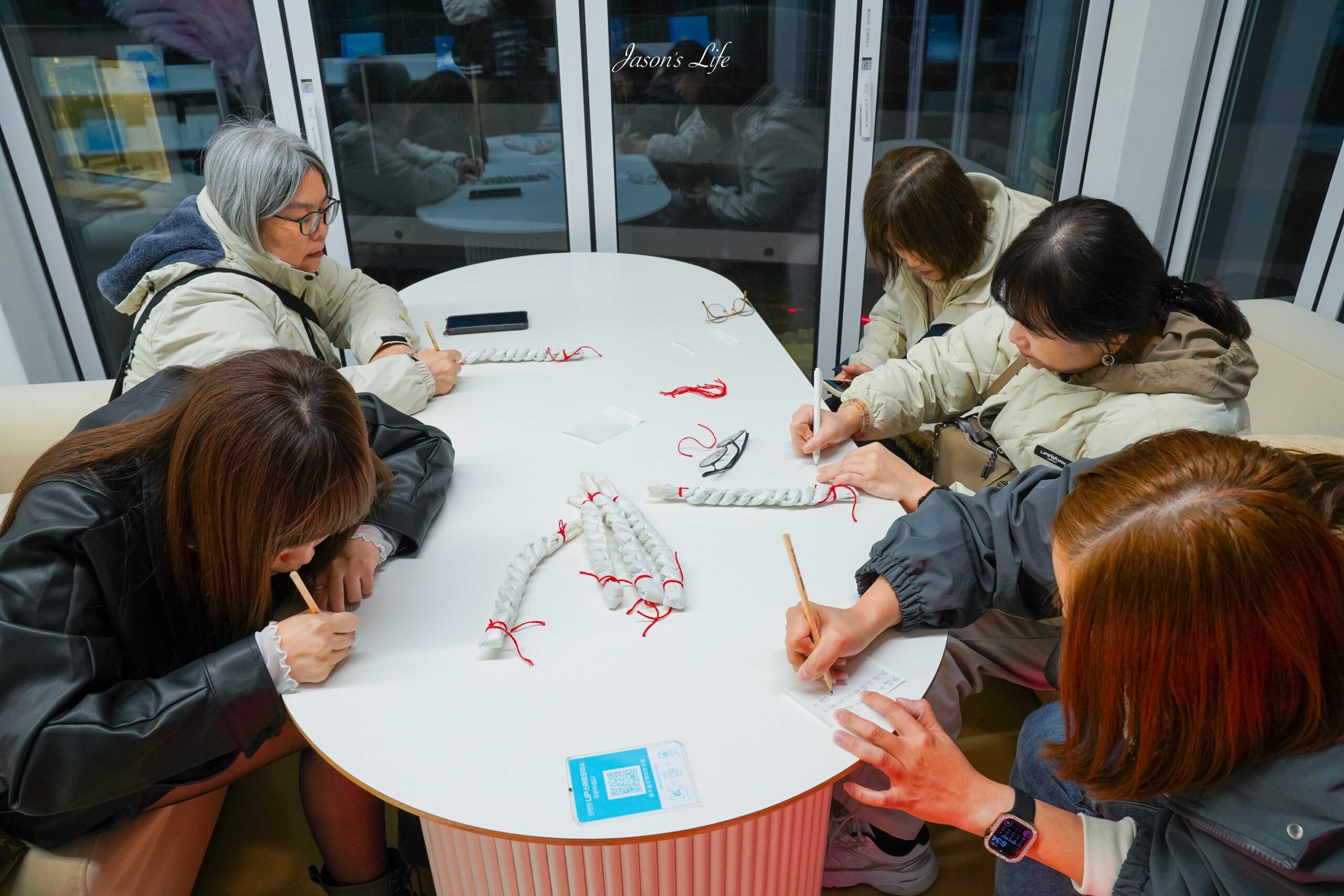 【韓國濟州│美食】濟州熔岩咖啡廳FloWave Cafe(플로웨이브)。濟州島咖啡廳推薦，火山熔岩氛圍感爆棚，還有落火表演，必訪咖啡廳 @Jason&#039;s Life