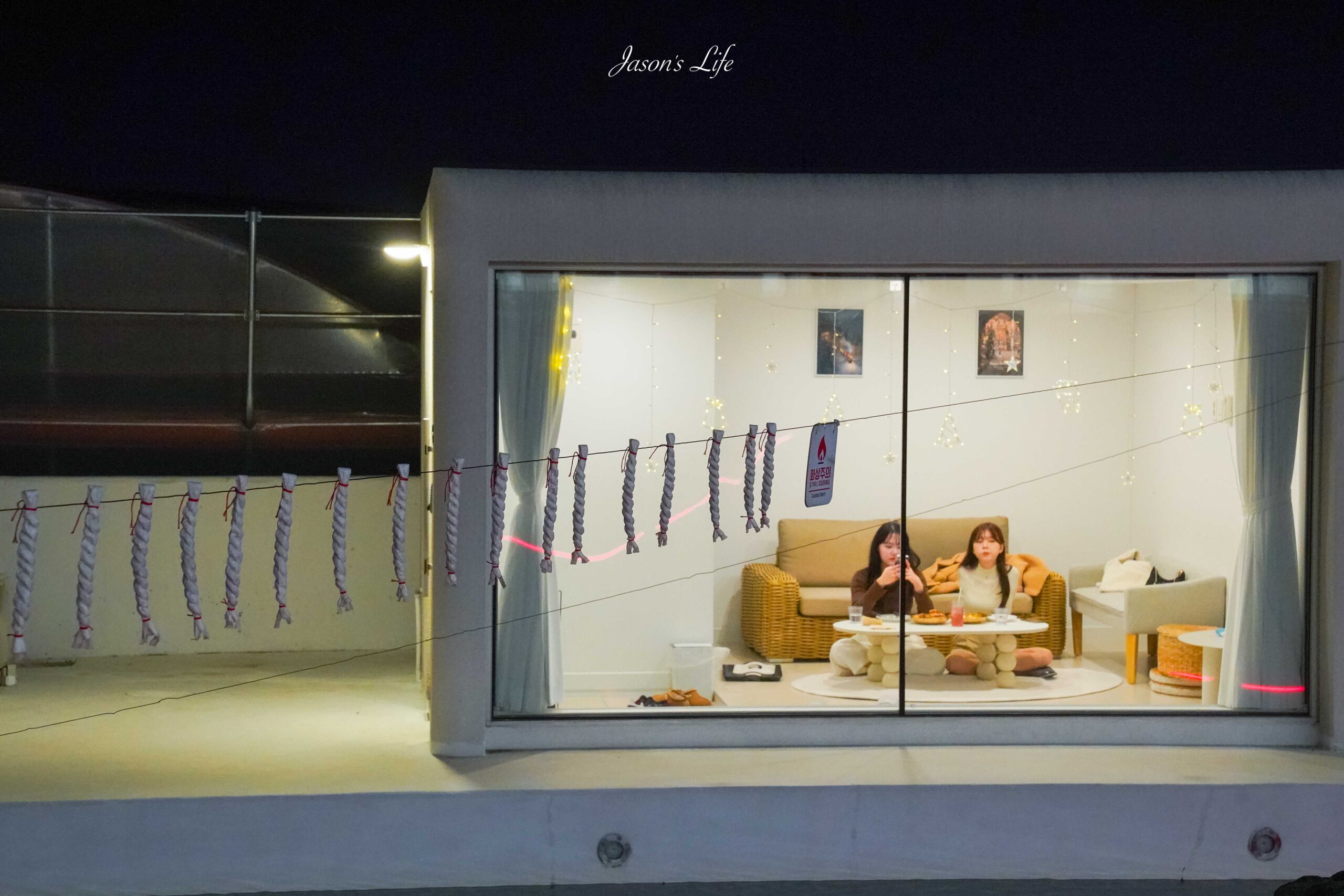 【韓國濟州│美食】濟州熔岩咖啡廳FloWave Cafe(플로웨이브)。濟州島咖啡廳推薦，火山熔岩氛圍感爆棚，還有落火表演，必訪咖啡廳 @Jason&#039;s Life