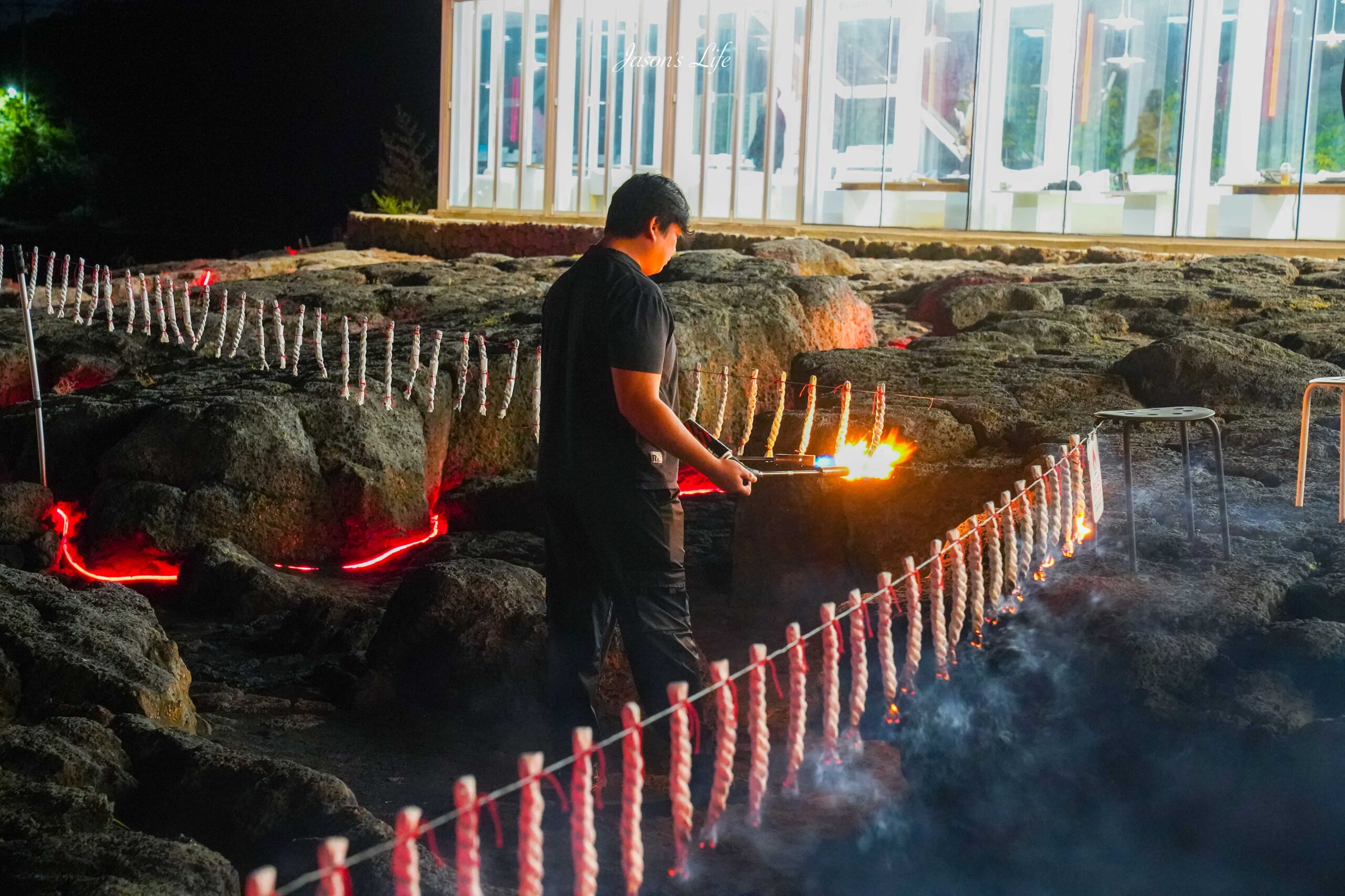 【韓國濟州│美食】濟州熔岩咖啡廳FloWave Cafe(플로웨이브)。濟州島咖啡廳推薦，火山熔岩氛圍感爆棚，還有落火表演，必訪咖啡廳 @Jason&#039;s Life