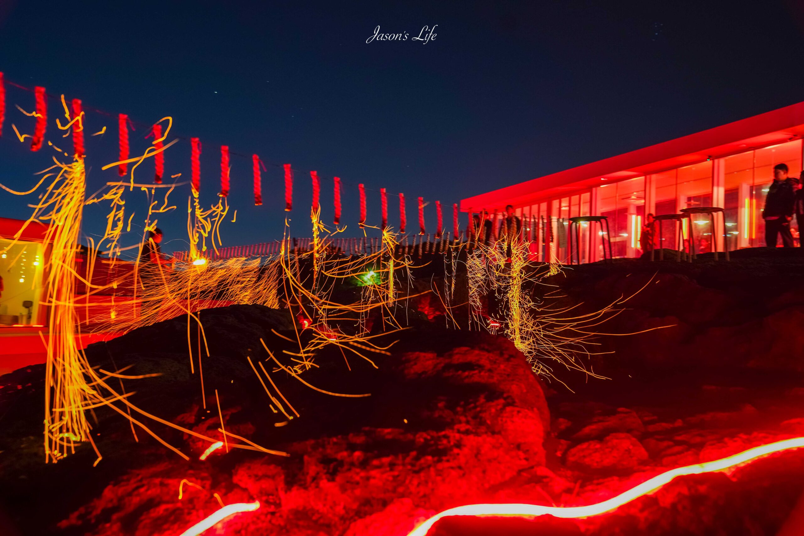 【韓國濟州│美食】濟州熔岩咖啡廳FloWave Cafe(플로웨이브)。濟州島咖啡廳推薦，火山熔岩氛圍感爆棚，還有落火表演，必訪咖啡廳 @Jason&#039;s Life