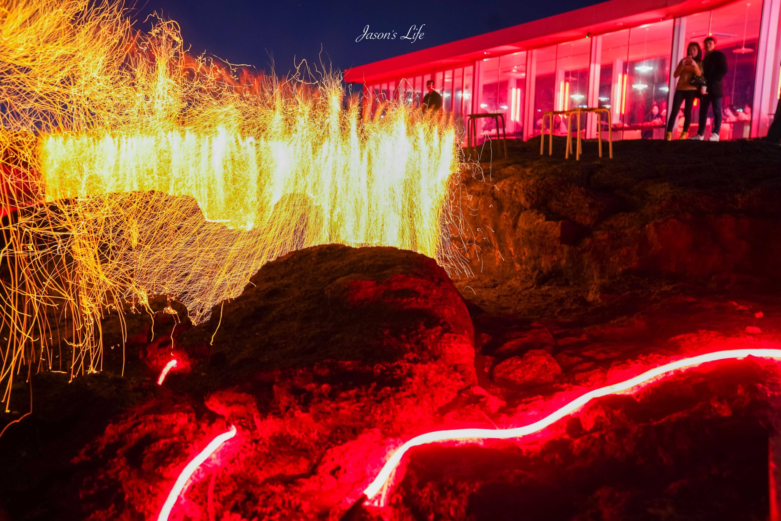 【韓國濟州│美食】濟州熔岩咖啡廳FloWave Cafe(플로웨이브)。濟州島咖啡廳推薦，火山熔岩氛圍感爆棚，還有落火表演，必訪咖啡廳 @Jason&#039;s Life