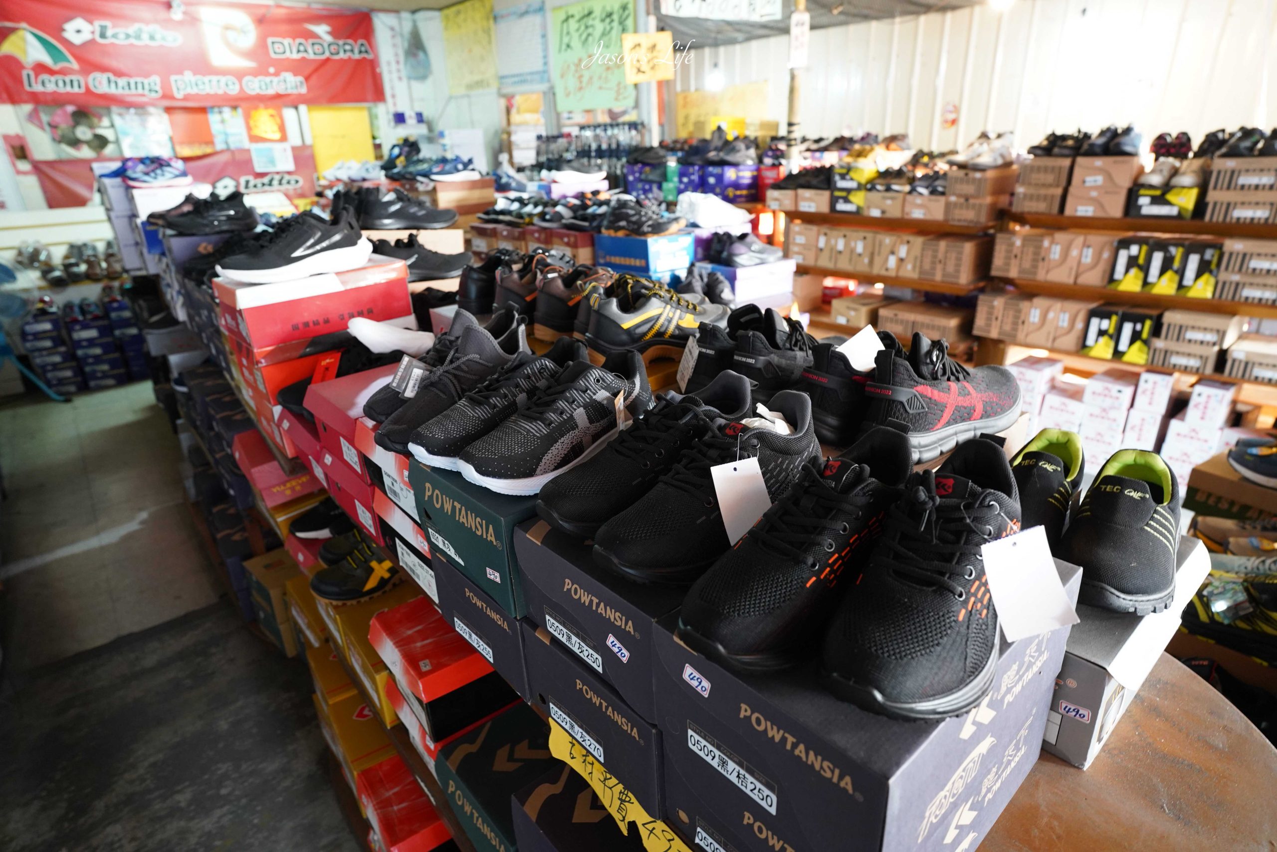 【台中大雅｜特賣情報】吉村國際鞋業。老闆清倉大拍賣，最低只要一折起，休閒鞋買一送二，只要390元 @Jason&#039;s Life