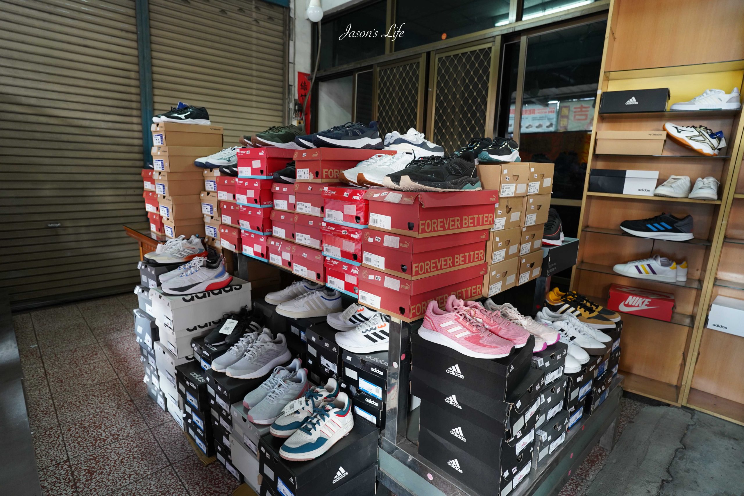 【台中大雅｜特賣情報】吉村國際鞋業。老闆清倉大拍賣，最低只要一折起，休閒鞋買一送二，只要390元 @Jason&#039;s Life