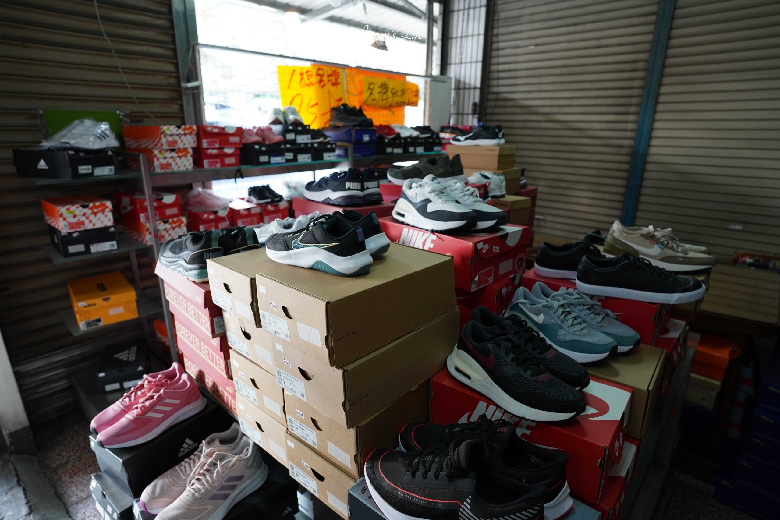 【台中大雅｜特賣情報】吉村國際鞋業。老闆清倉大拍賣，最低只要一折起，休閒鞋買一送二，只要390元 @Jason&#039;s Life