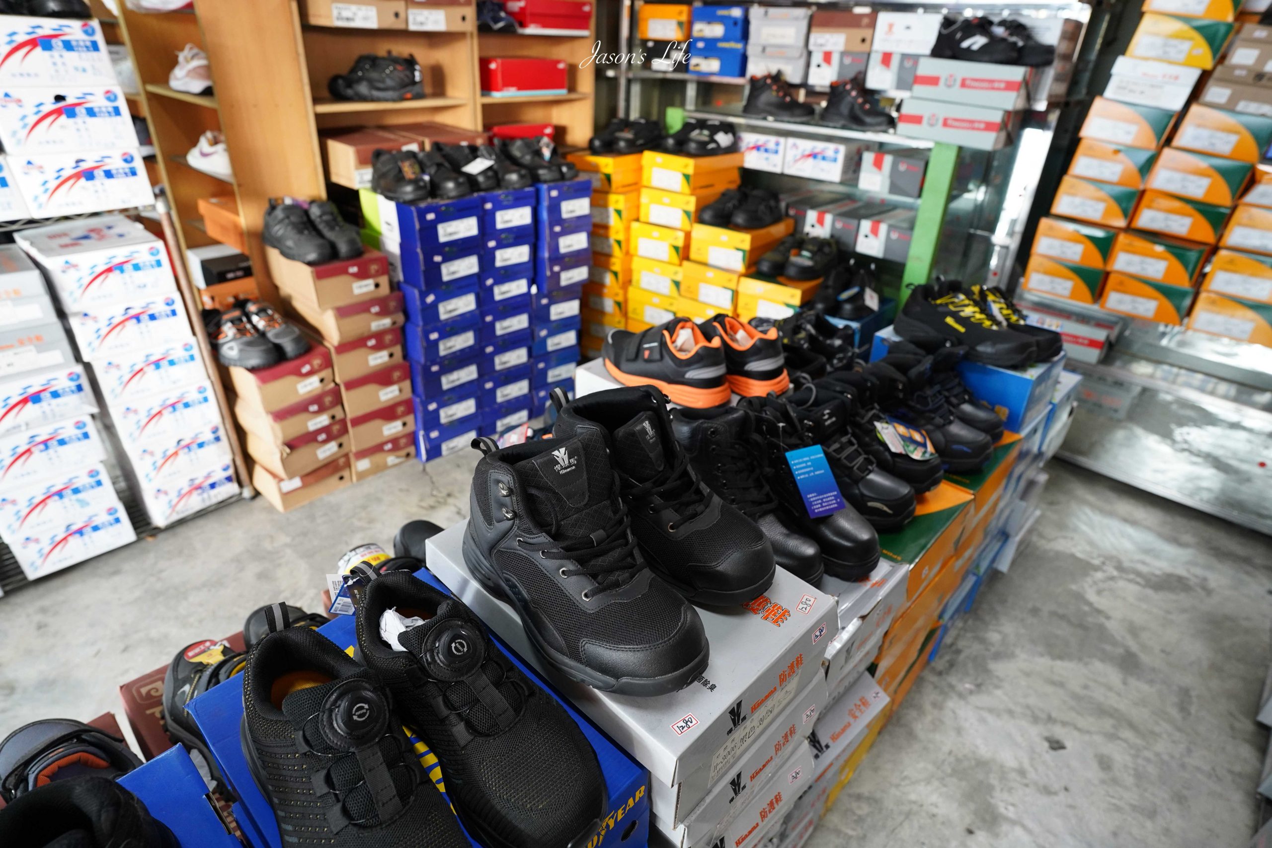 【台中大雅｜特賣情報】吉村國際鞋業。老闆清倉大拍賣，最低只要一折起，休閒鞋買一送二，只要390元 @Jason&#039;s Life