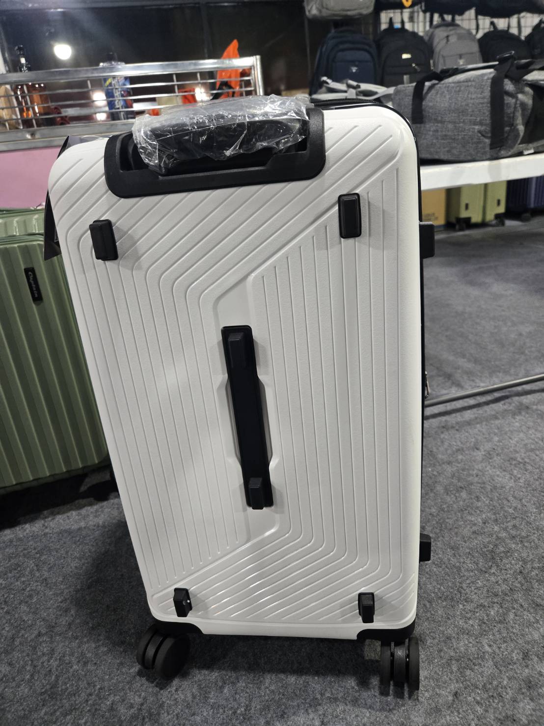 【台北中山｜特賣情報】風雪狼獨家代理特賣會。夏季款透氣冰絲上衣，前開式行李箱登機箱特價中 @Jason's Life