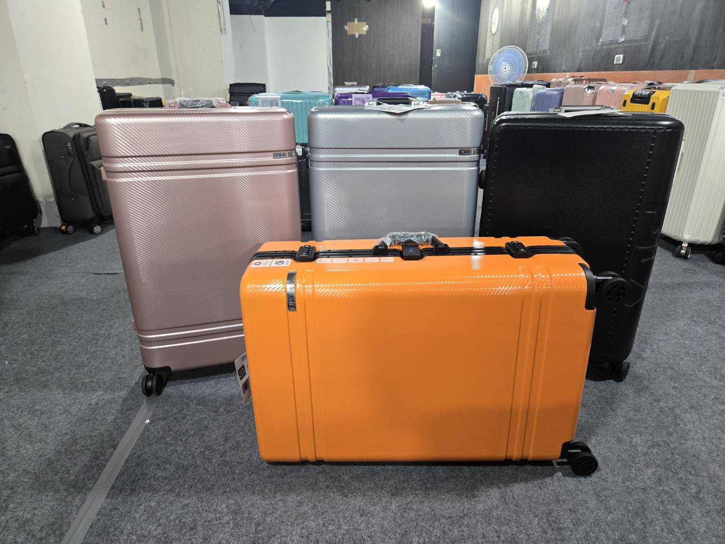 【台北中山｜特賣情報】風雪狼獨家代理特賣會。夏季款透氣冰絲上衣，前開式行李箱登機箱特價中 @Jason's Life