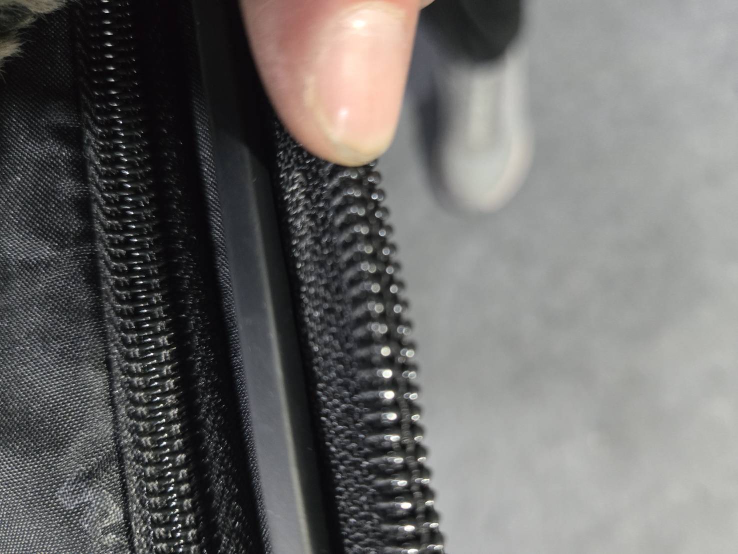 【台北中山｜特賣情報】風雪狼獨家代理特賣會。夏季款透氣冰絲上衣，前開式行李箱登機箱特價中 @Jason's Life
