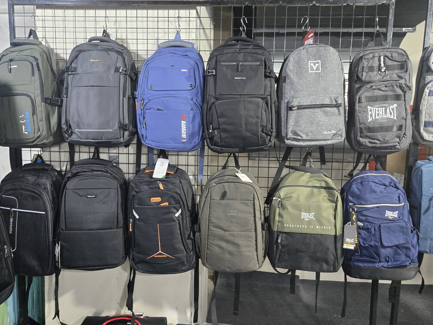 【台北中山｜特賣情報】風雪狼獨家代理特賣會。夏季款透氣冰絲上衣，前開式行李箱登機箱特價中 @Jason's Life