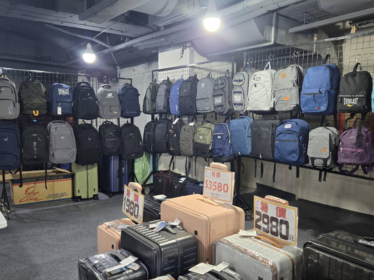 【台北中山｜特賣情報】風雪狼獨家代理特賣會。夏季款透氣冰絲上衣，前開式行李箱登機箱特價中 @Jason's Life