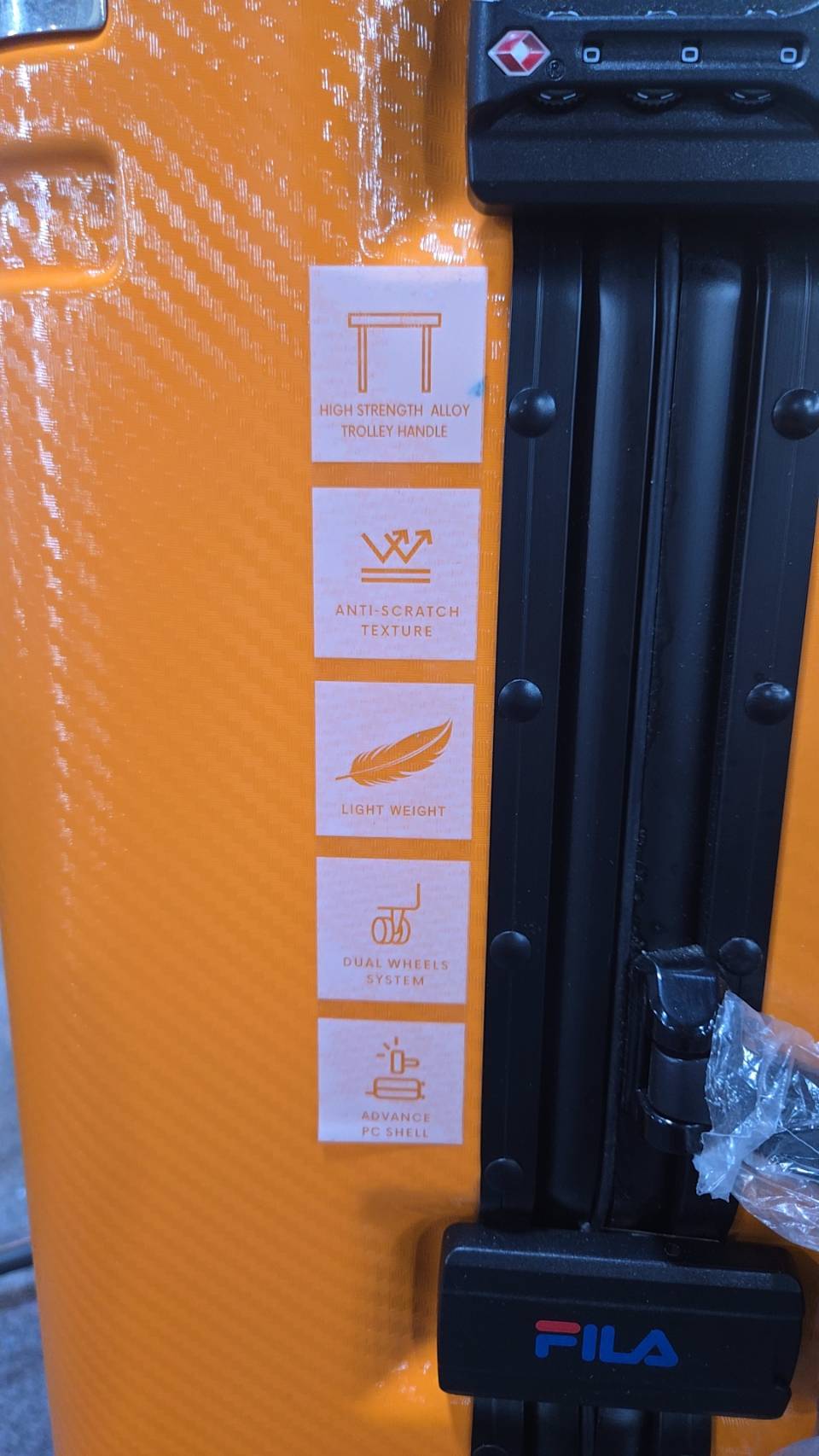 【台北中山｜特賣情報】風雪狼獨家代理特賣會。夏季款透氣冰絲上衣，前開式行李箱登機箱特價中 @Jason's Life