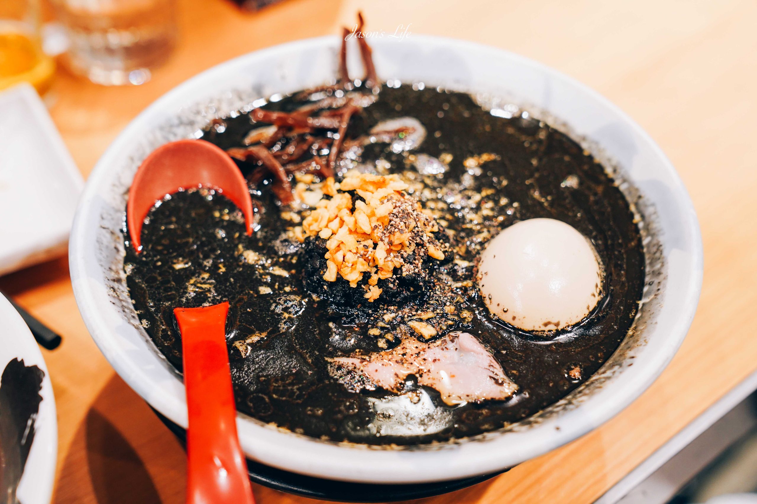 【日本神戶｜美食】神戶賀正軒拉麵三宮店。濃厚豚骨湯頭代表名店，四種風味拉麵，蒜味也超推薦，三宮必吃拉麵推薦 @Jason's Life