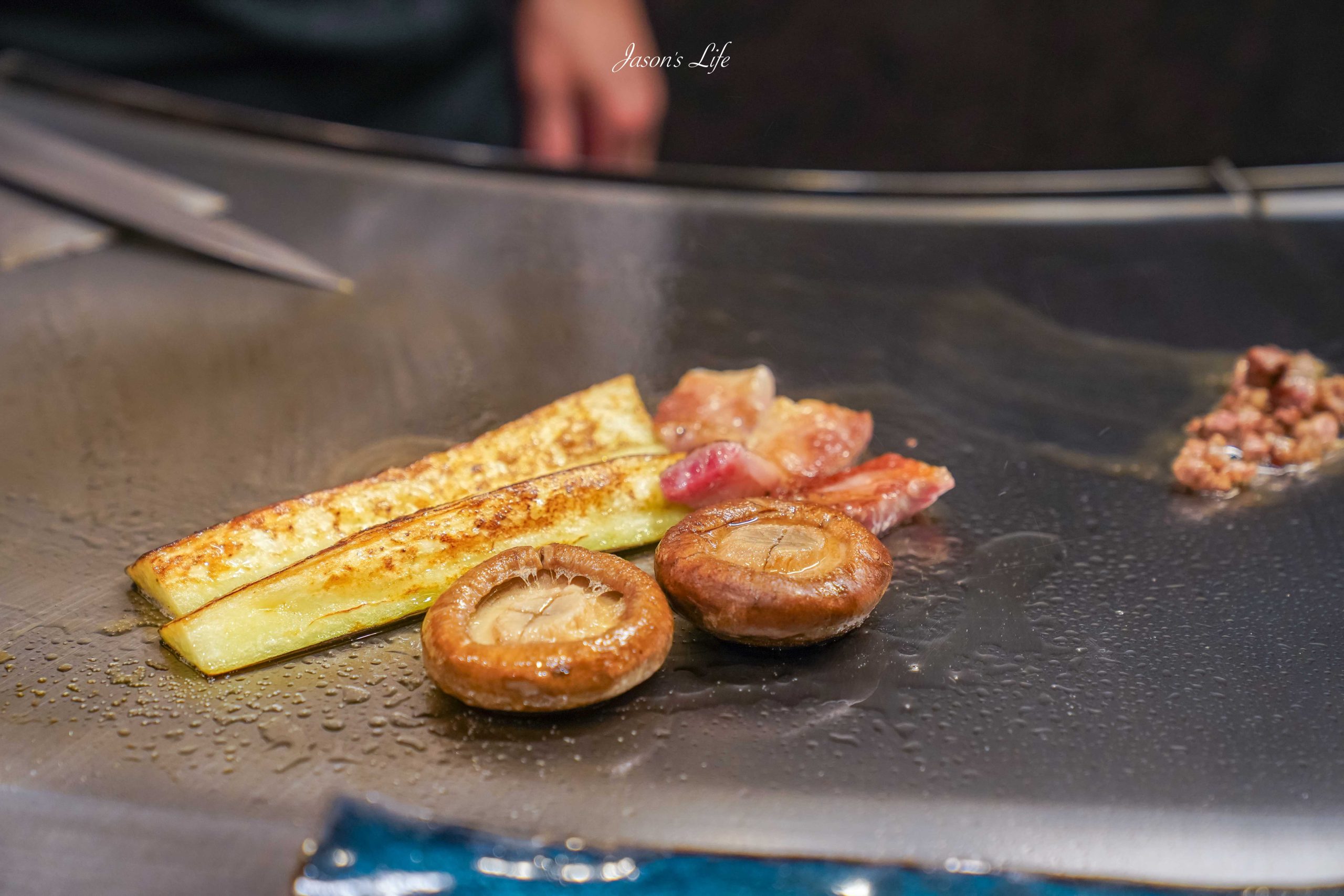 【日本神戶｜美食】MOURIYAモーリヤ 三宮店。神戶牛排推薦，鐵板燒百年名店，A5神戶牛入口即化的極致美味 @Jason's Life