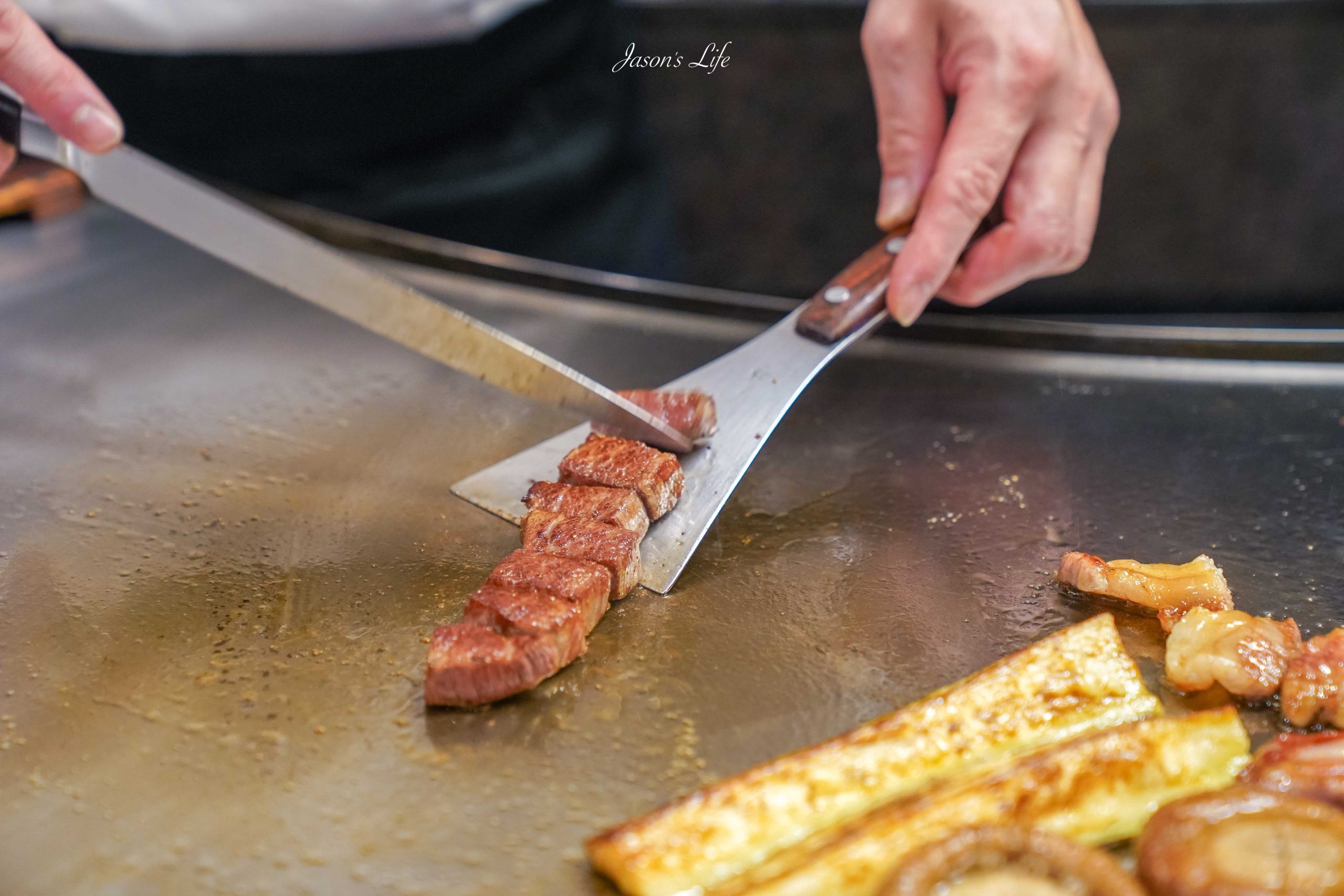 【日本神戶｜美食】MOURIYAモーリヤ 三宮店。神戶牛排推薦，鐵板燒百年名店，A5神戶牛入口即化的極致美味 @Jason's Life