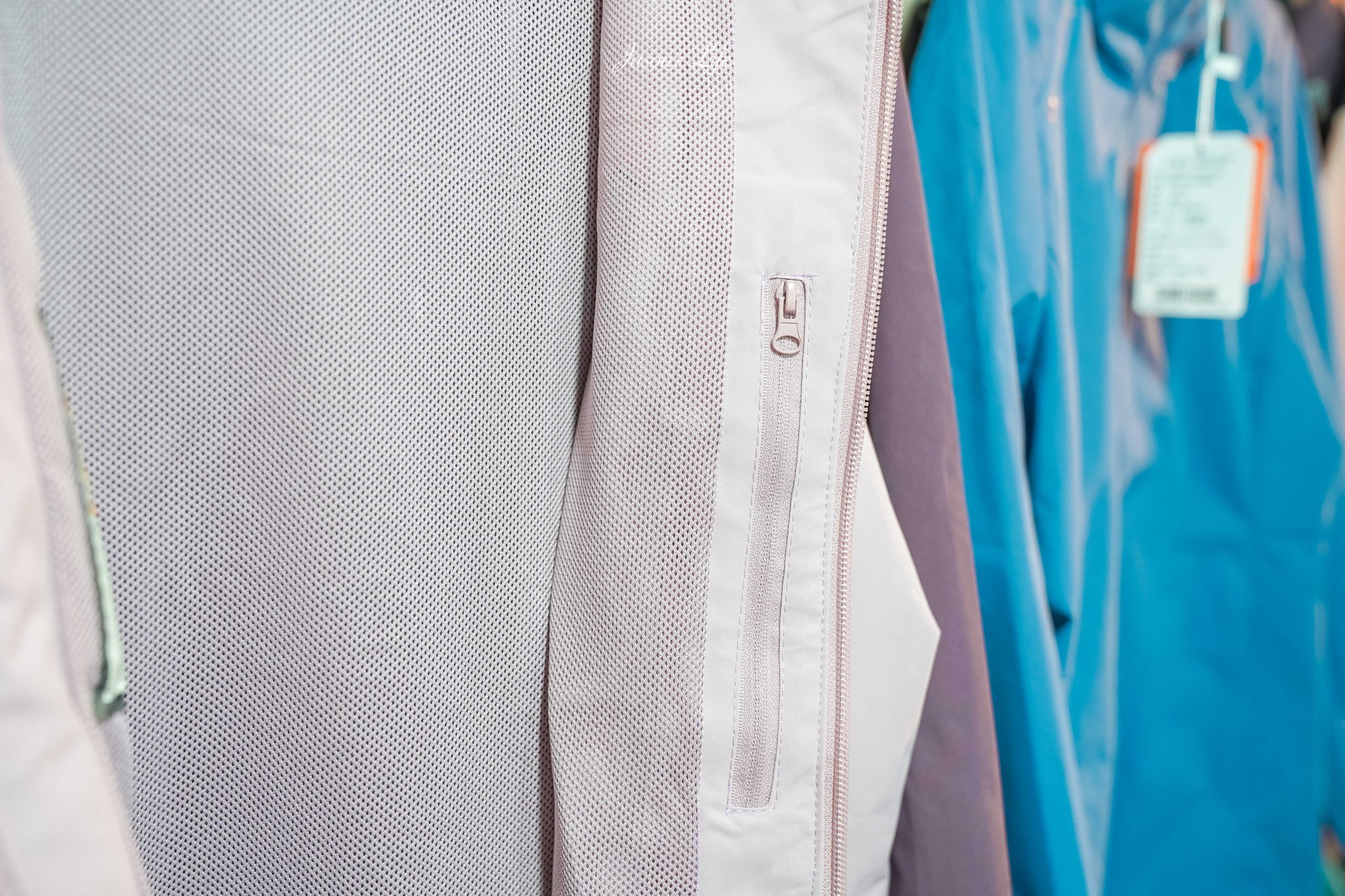 【台北中山｜特賣情報】風雪狼獨家代理特賣會。夏季款透氣冰絲上衣，冬季款下殺石墨烯外套特價中 @Jason's Life