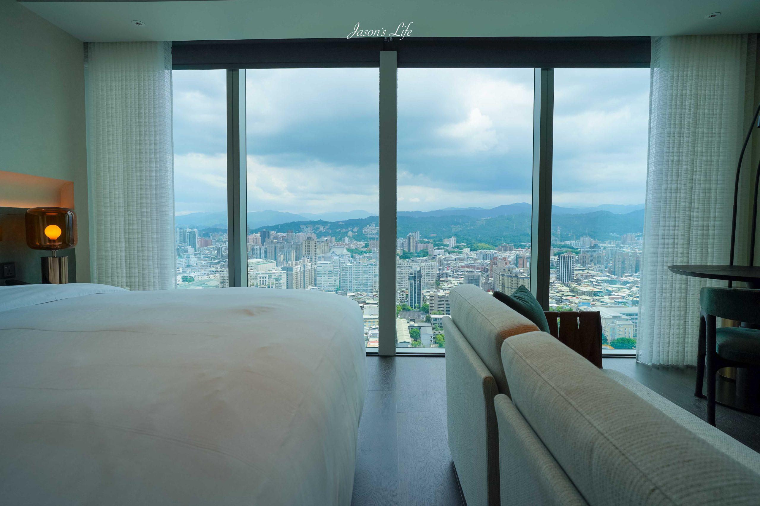 【新北板橋｜住宿】板橋住宿推薦｜台北板橋馥華艾美酒店Le M&eacute;ridien Taipei Banqiao開箱！18樓星空酒吧LUMI Bar、高空溫水泳池、花漾自助早餐全記錄 @Jason's Life