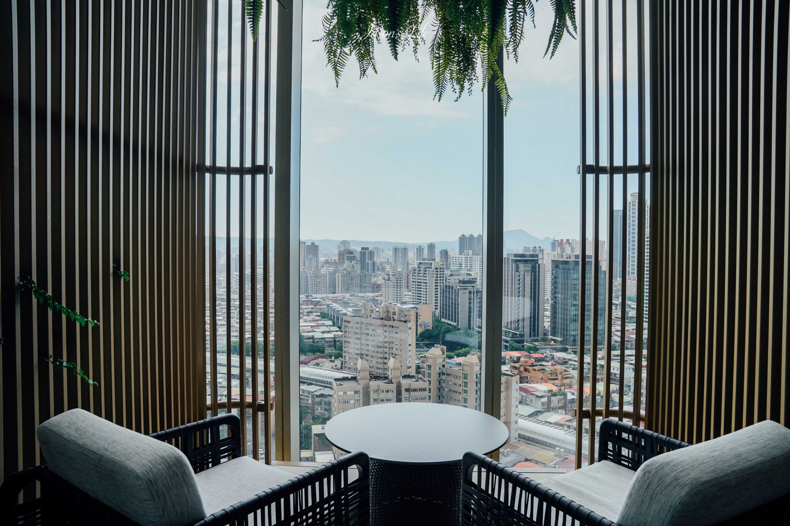 【新北板橋｜住宿】板橋住宿推薦｜台北板橋馥華艾美酒店Le M&eacute;ridien Taipei Banqiao開箱！18樓星空酒吧LUMI Bar、高空溫水泳池、花漾自助早餐全記錄 @Jason's Life