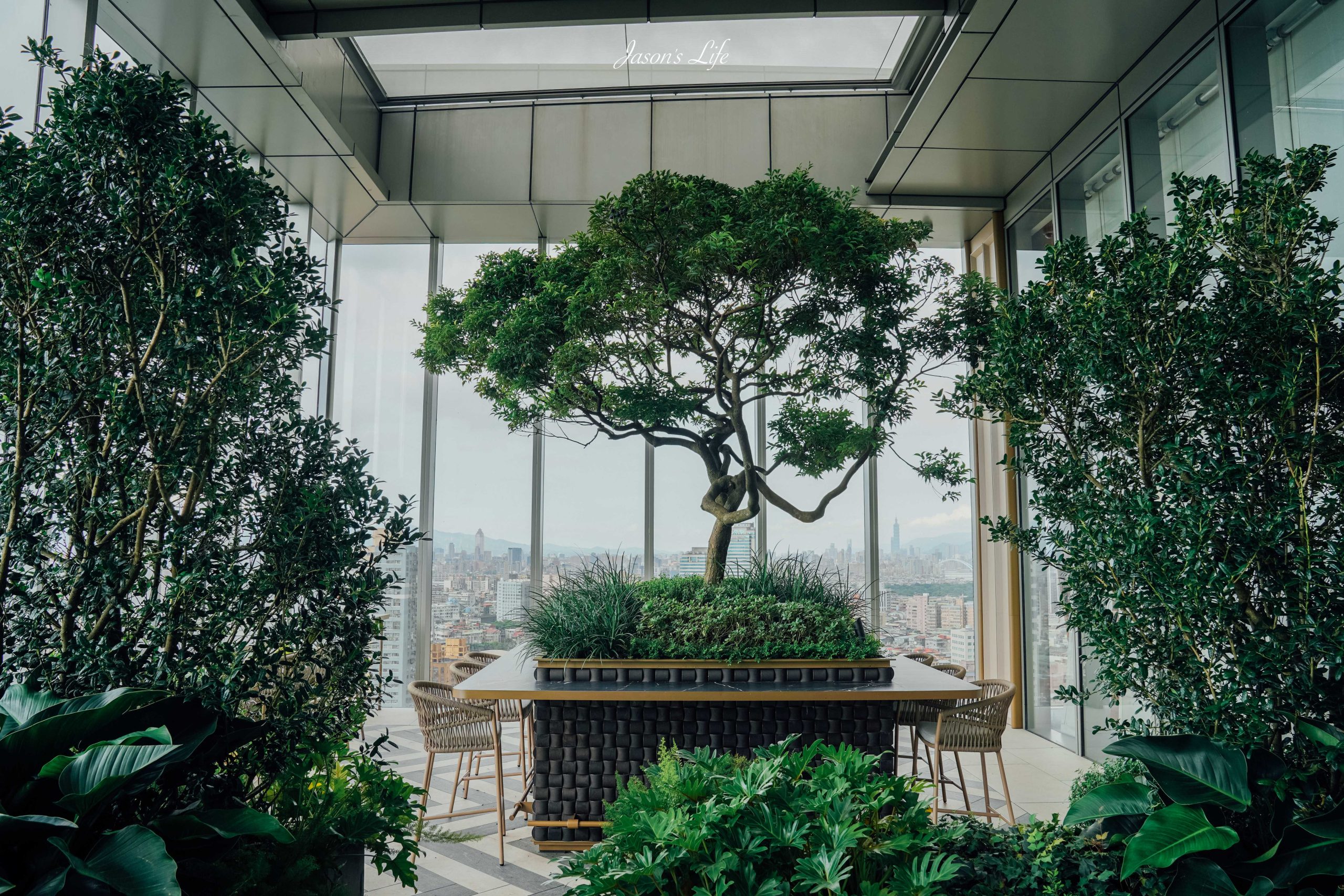 【新北板橋｜住宿】板橋住宿推薦｜台北板橋馥華艾美酒店Le M&eacute;ridien Taipei Banqiao開箱！18樓星空酒吧LUMI Bar、高空溫水泳池、花漾自助早餐全記錄 @Jason's Life