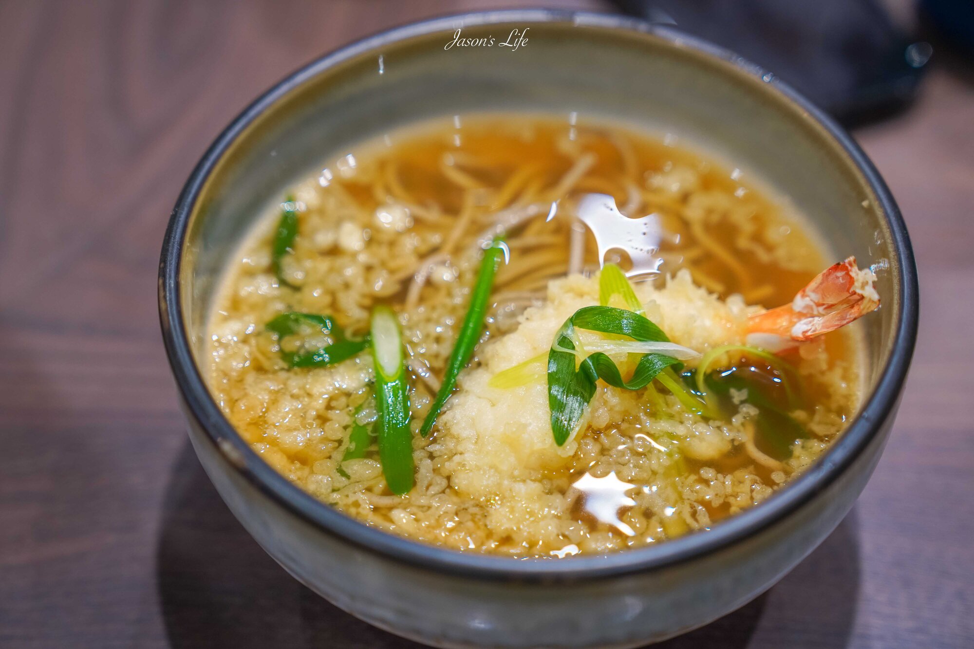 【日本神戶│美食】う越利 UOTOSHI｜有馬溫泉街上排隊的蕎麥麵・壽司食事處：天婦羅蕎麥麵&times;穴子押壽司&times;炸蝦定食（2026菜單價格/營業時間/交通） @Jason's Life
