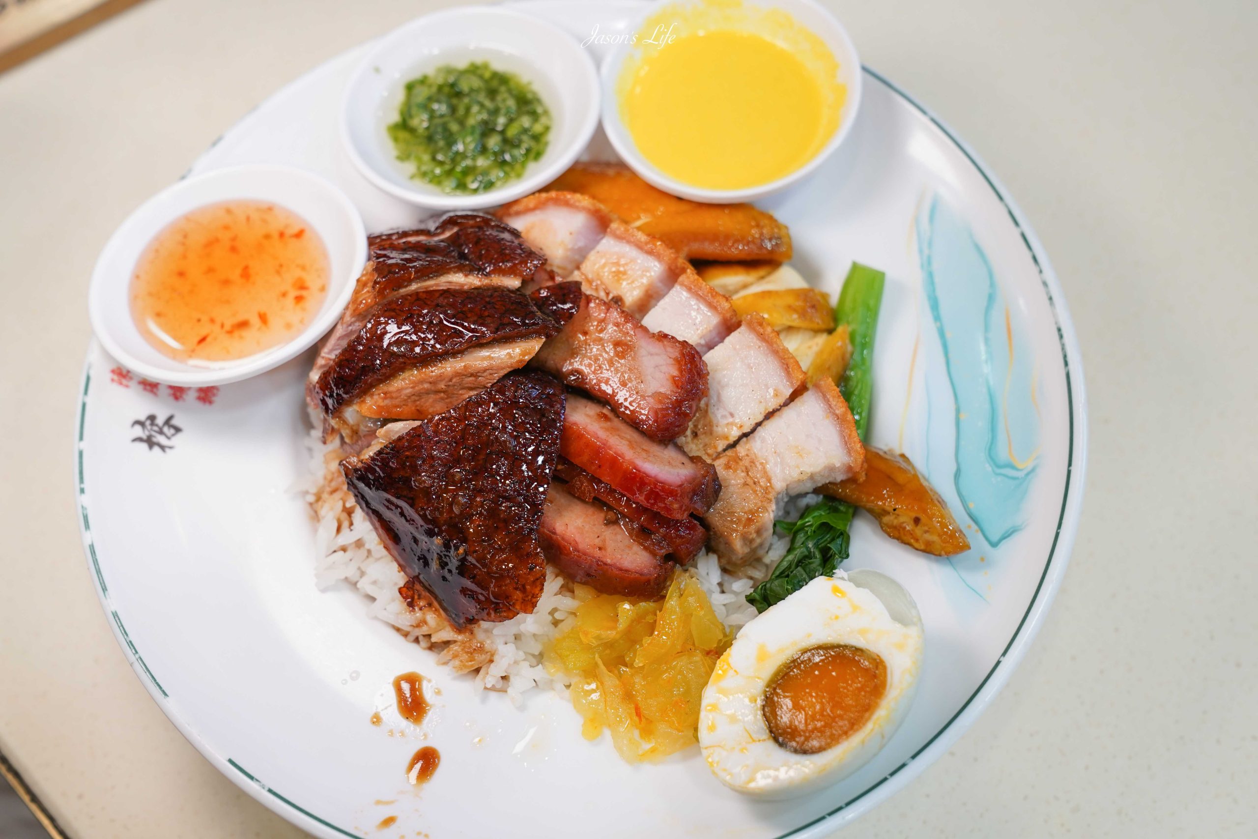 榕哥陳皮燒鵝灣仔店燒鵝五寶飯俯拍，燒鵝叉燒燒肉油雞鹹蛋鋪滿白飯