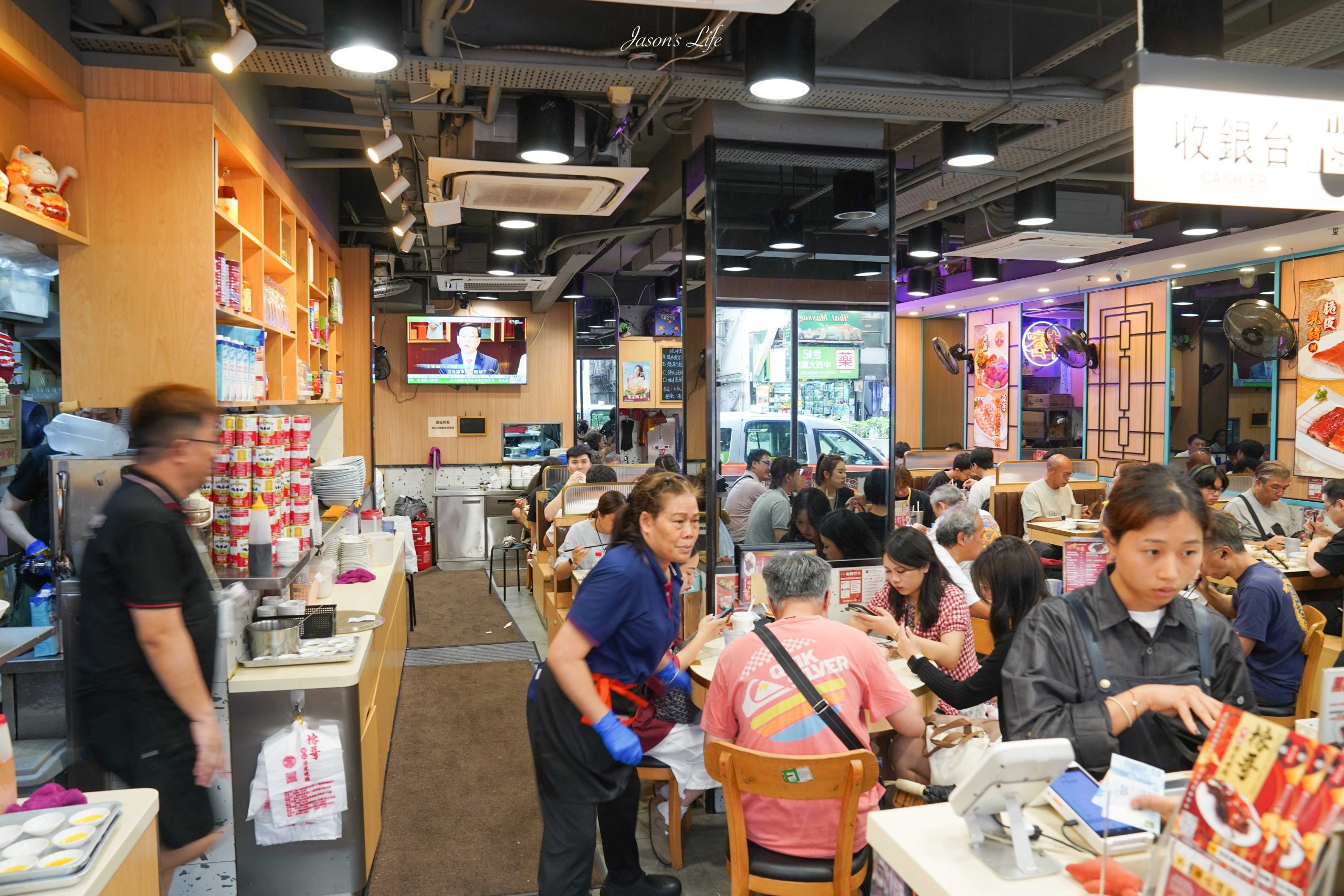榕哥陳皮燒鵝灣仔店內用環境，港式餐室座位座無虛席