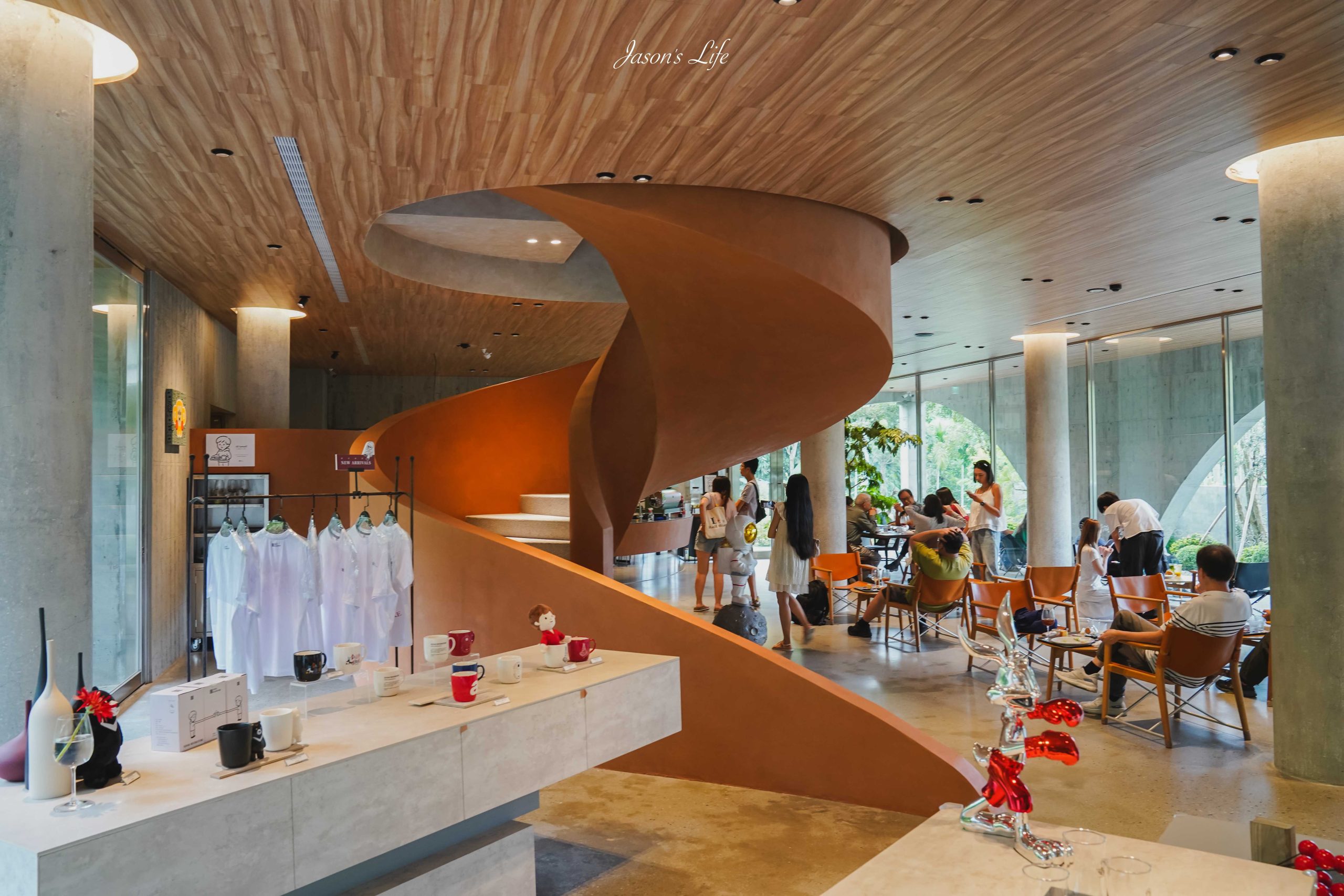 【南投水里｜美食】亞當書店 Adam bookstore｜日月潭山林裡的清水模書店咖啡廳，鐵鏽紅旋轉樓梯、拱窗景色（菜單、停車、公休資訊） @Jason's Life