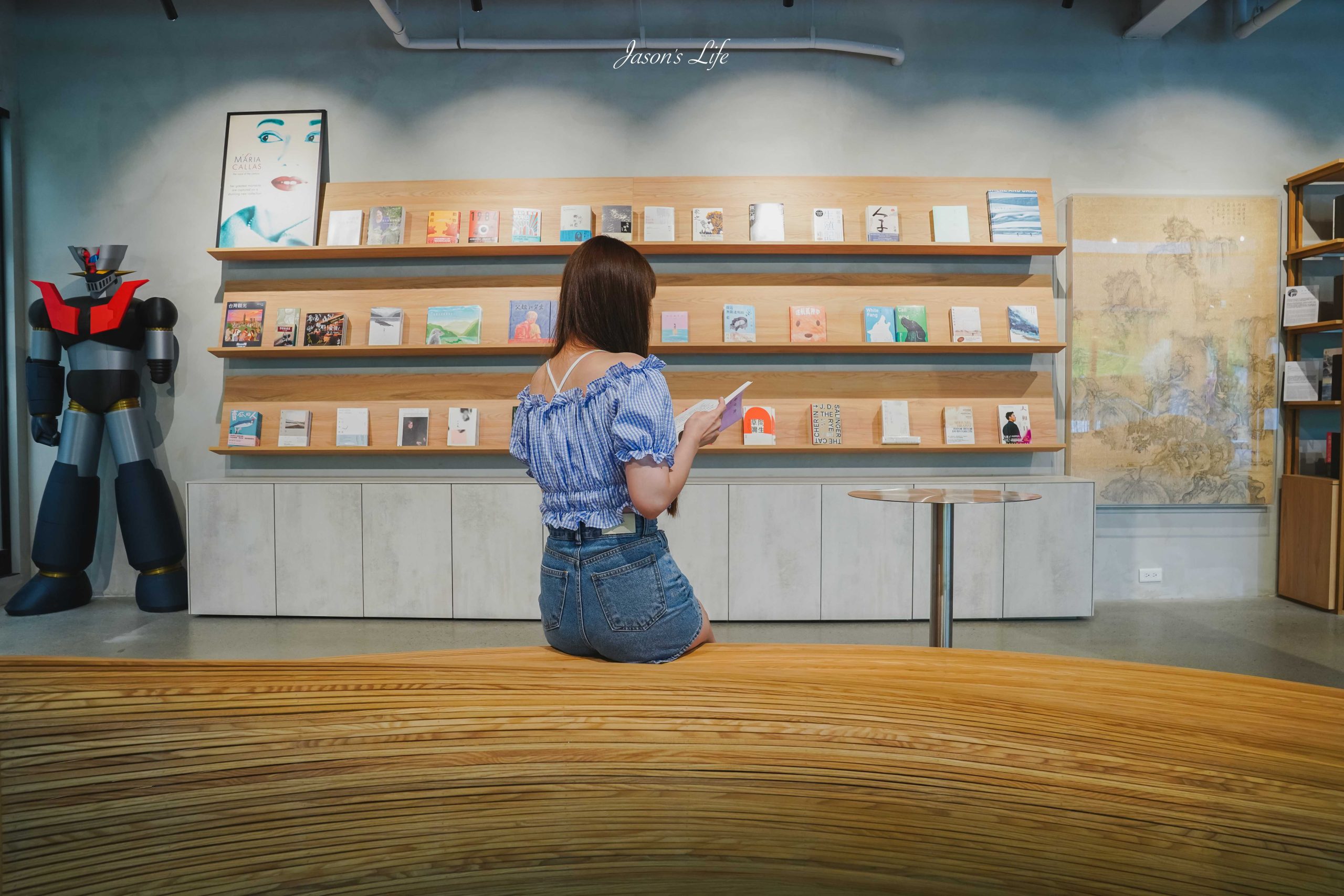 【南投水里｜美食】亞當書店 Adam bookstore｜日月潭山林裡的清水模書店咖啡廳，鐵鏽紅旋轉樓梯、拱窗景色（菜單、停車、公休資訊） @Jason's Life