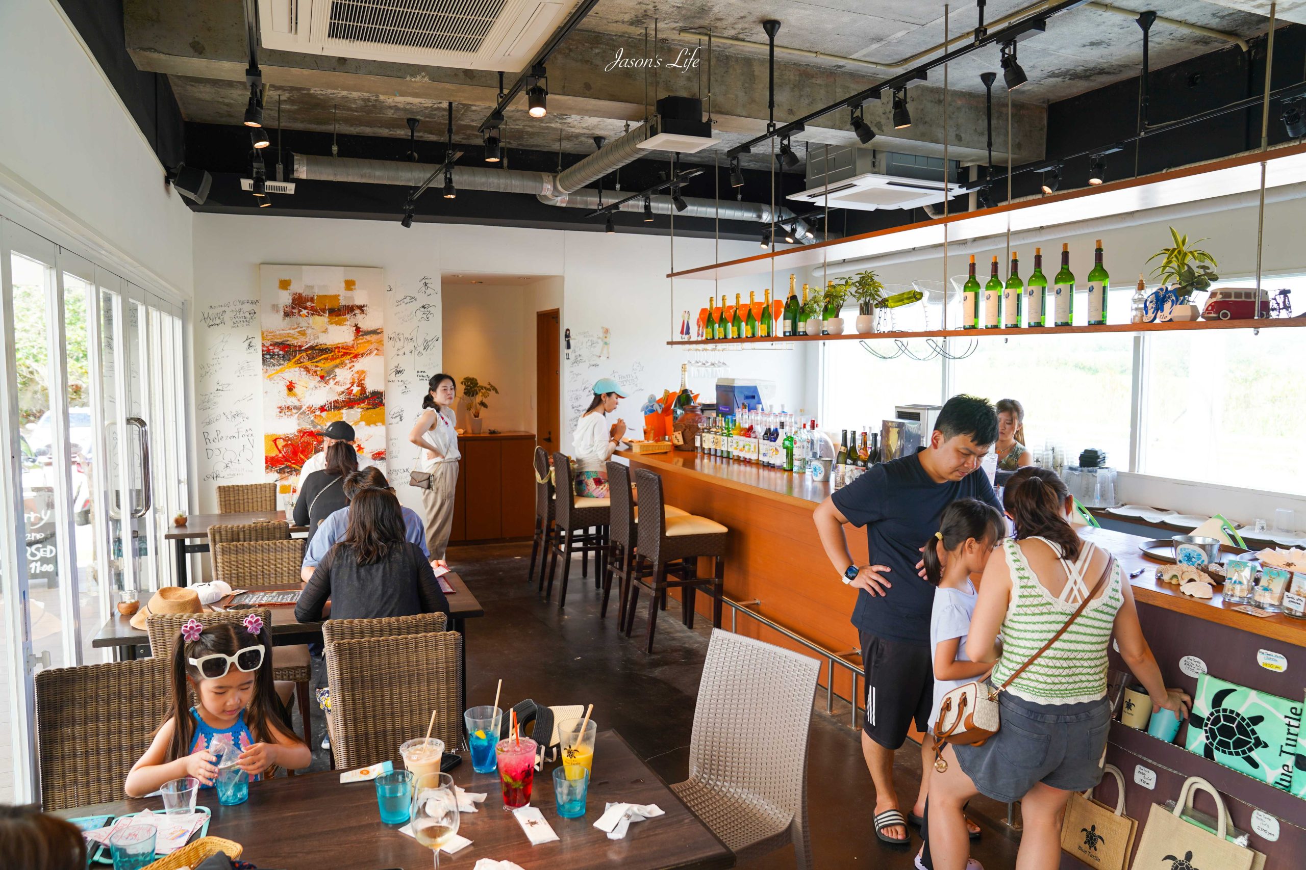 【宮古島｜美食】伊良部島美食｜Blue Turtle 渡口之濱海景餐廳：宮古牛漢堡排咖哩、整顆鳳梨冰(2026 菜單價格) @Jason's Life