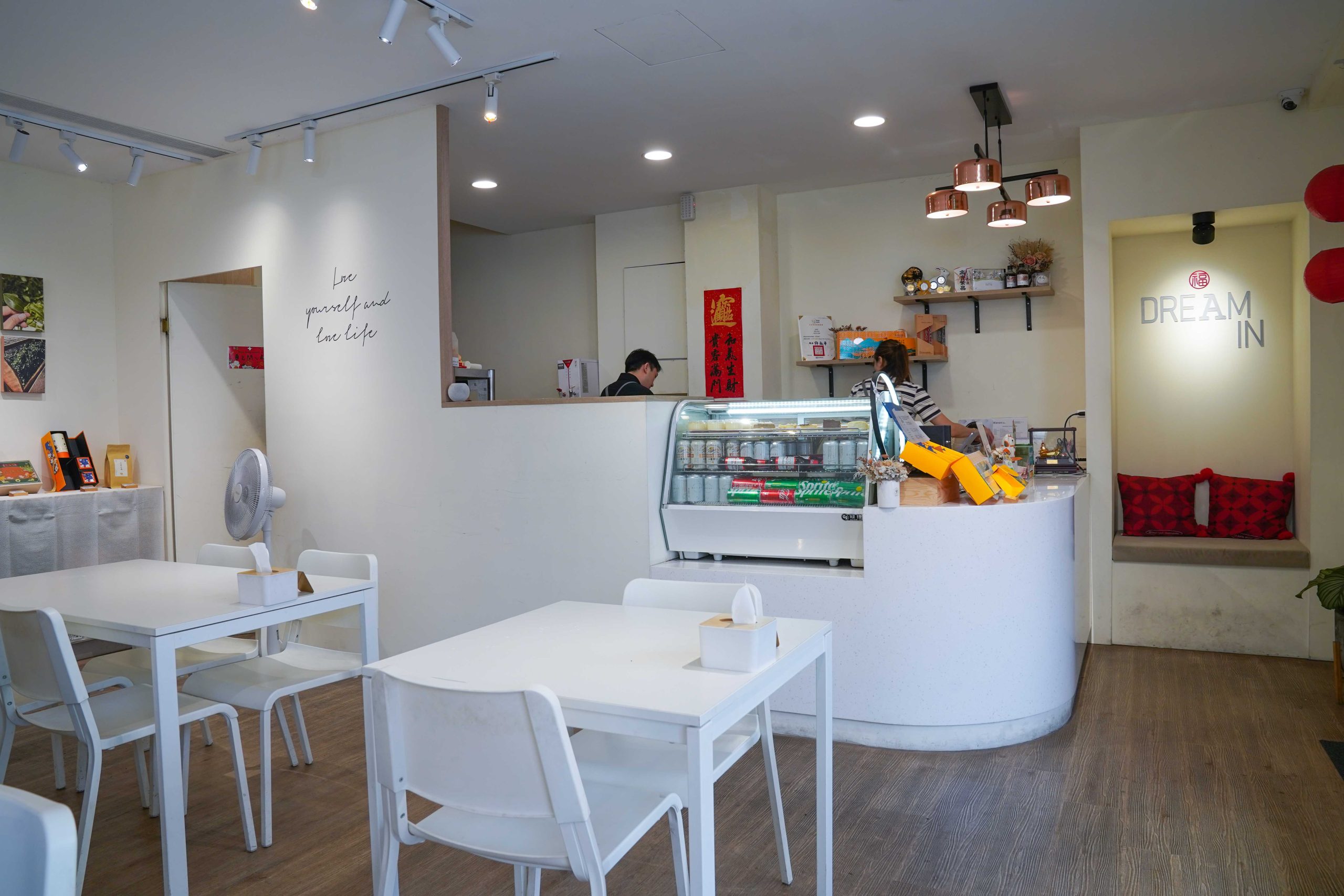 【南投埔里|美食】夢鄉引Dream In。自家茶葉入菜的白色茶館,麻油松板豬+極上鐵板牛小排定食推薦(2026 菜單價格・停車) @Jason's Life