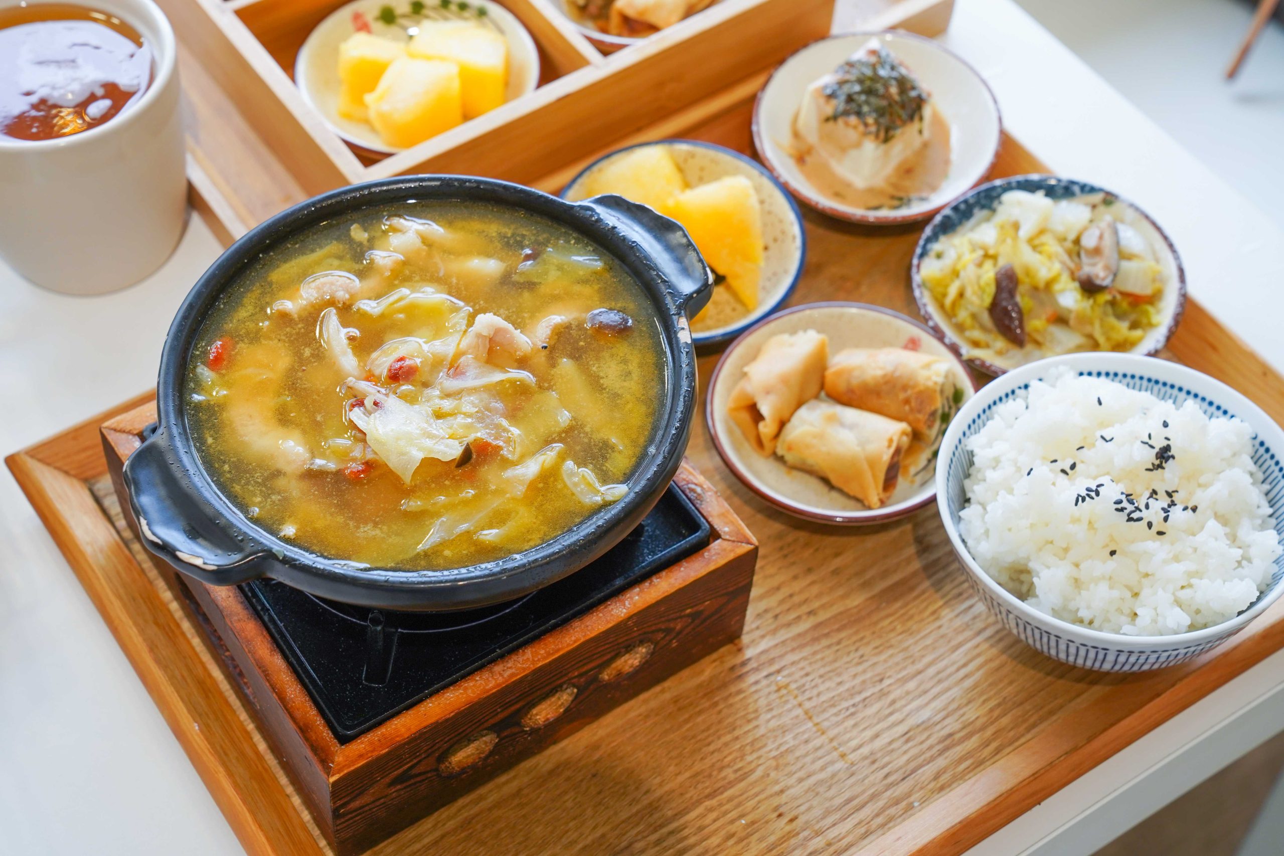【南投埔里|美食】夢鄉引Dream In。自家茶葉入菜的白色茶館,麻油松板豬+極上鐵板牛小排定食推薦(2026 菜單價格・停車) @Jason's Life